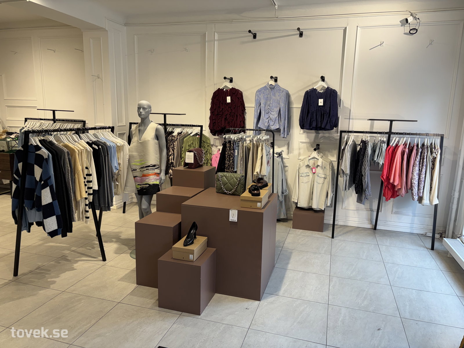 Butiksinredning utan innehåll enl. bilder & beskrivning på auktion i Halmstad hos Toveks Auktioner