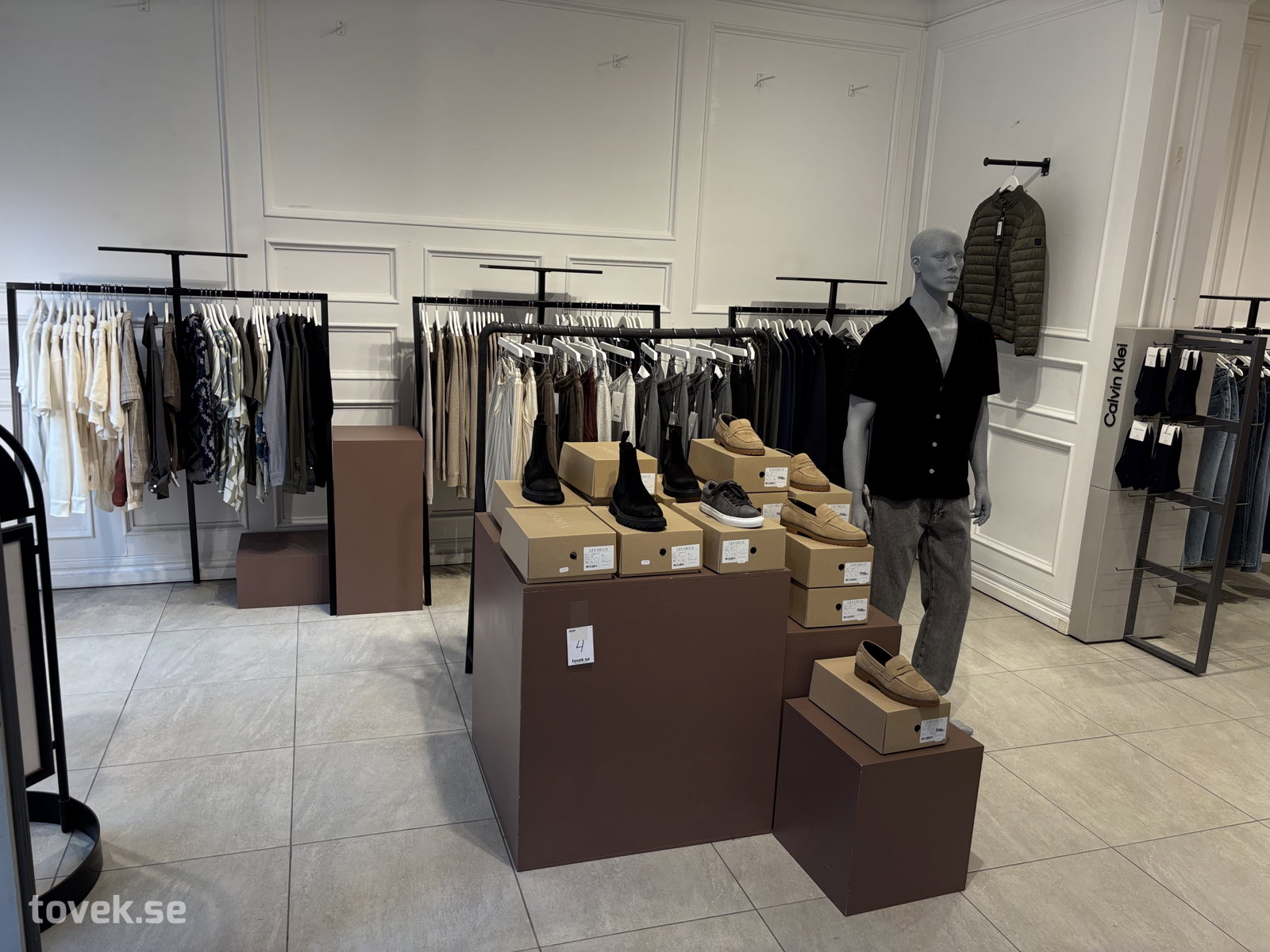 Butiksinredning utan innehåll enl. bilder & beskrivning på auktion i Halmstad hos Toveks Auktioner