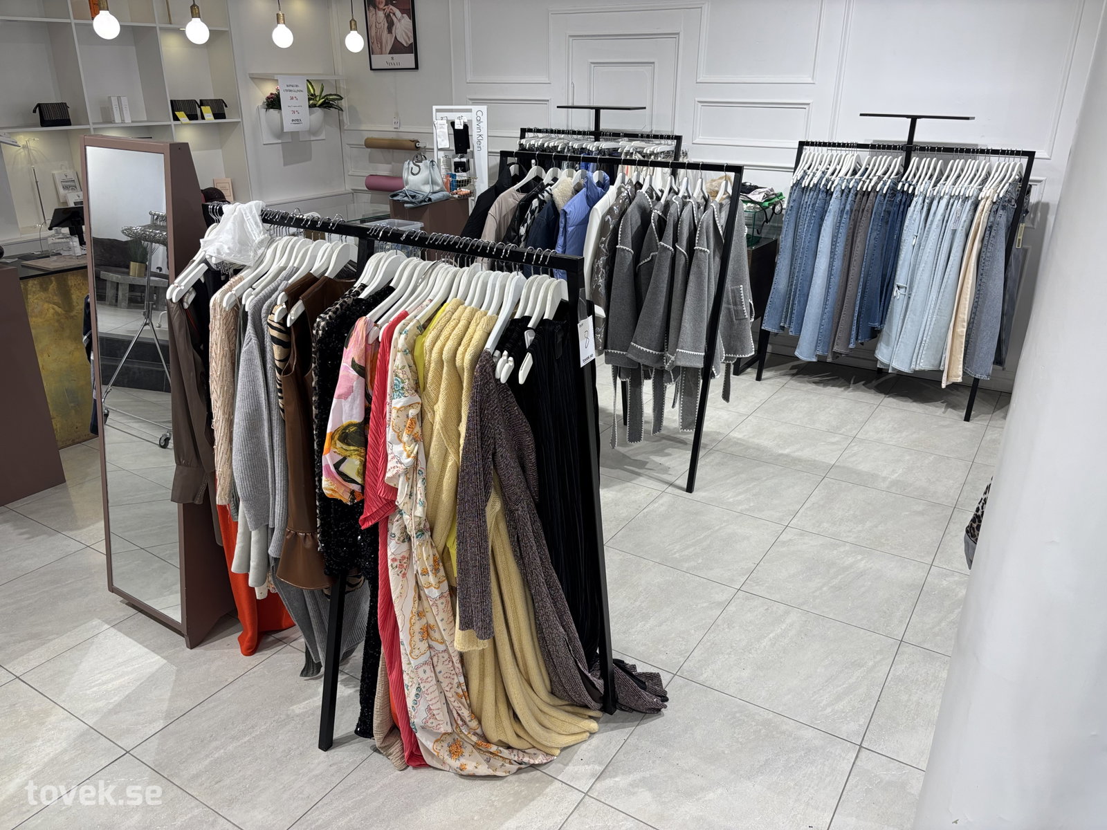 Butiksinredning utan innehåll enl. bilder & beskrivning på auktion i Halmstad hos Toveks Auktioner