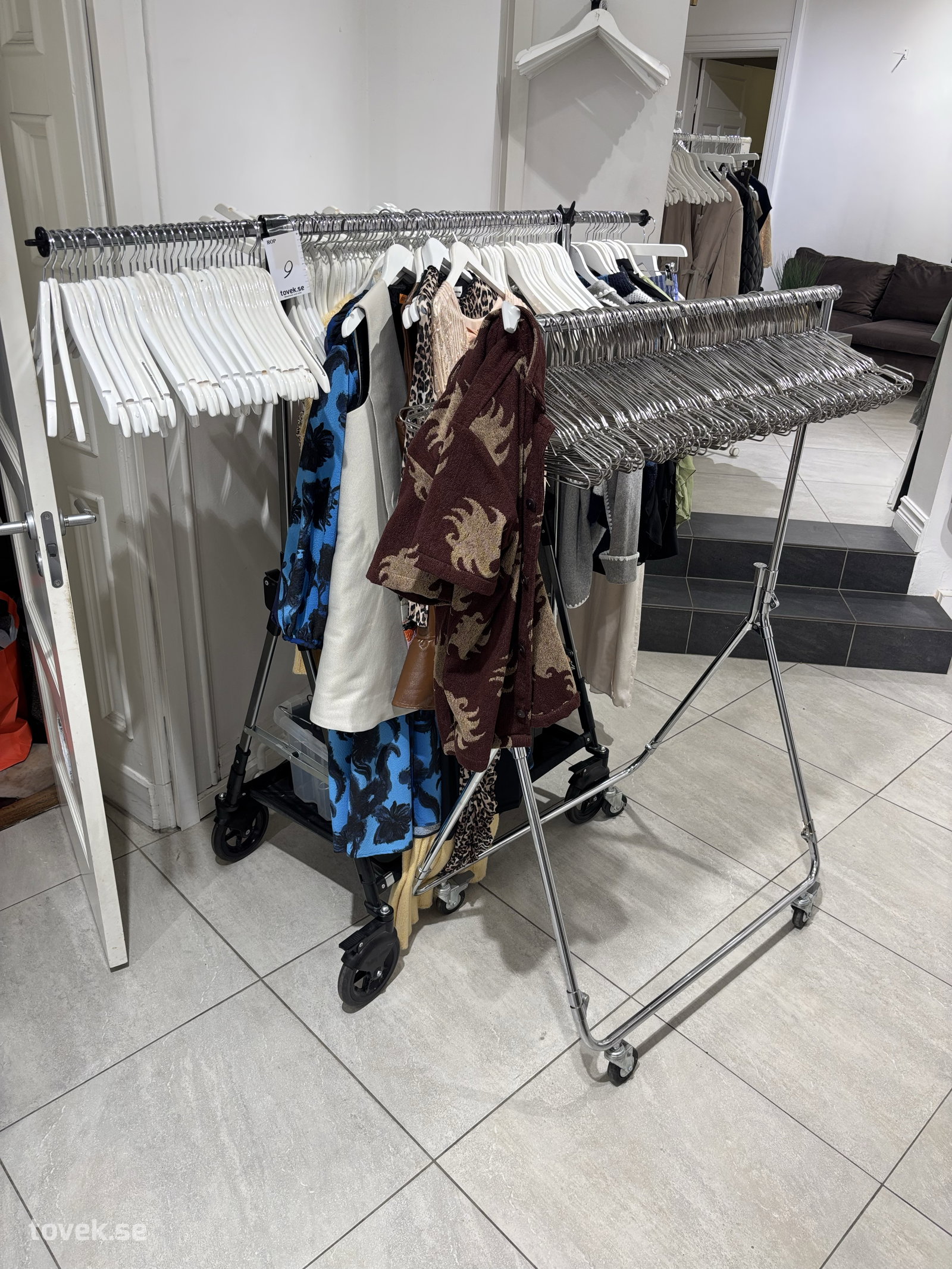 Mobila klädstativ 3 st utan innehåll på auktion i Halmstad hos Toveks Auktioner