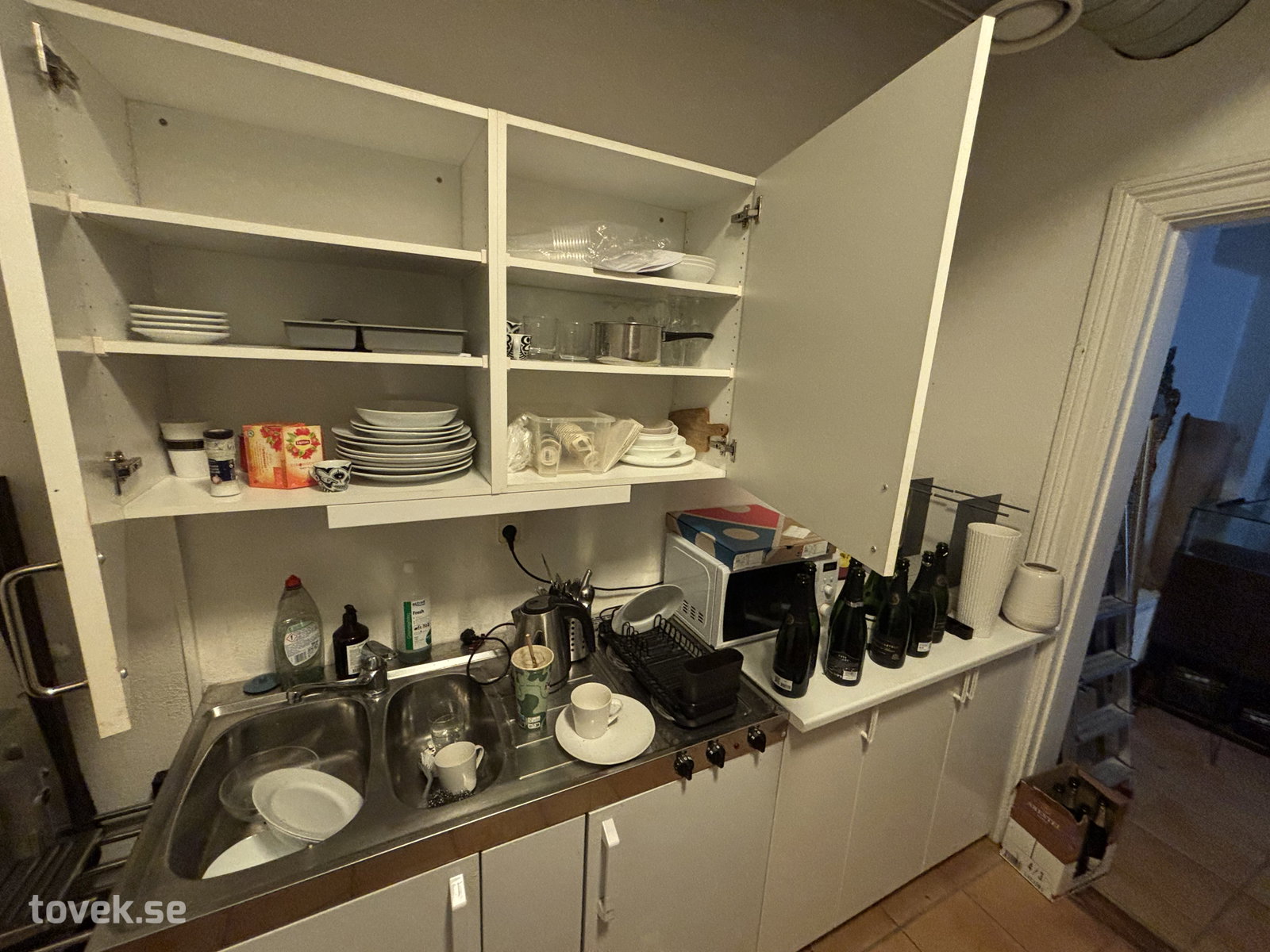 Allt löst enl. bilder (mikro, tallrikar, städutrustning m.m.) på auktion i Halmstad hos Toveks Auktioner
