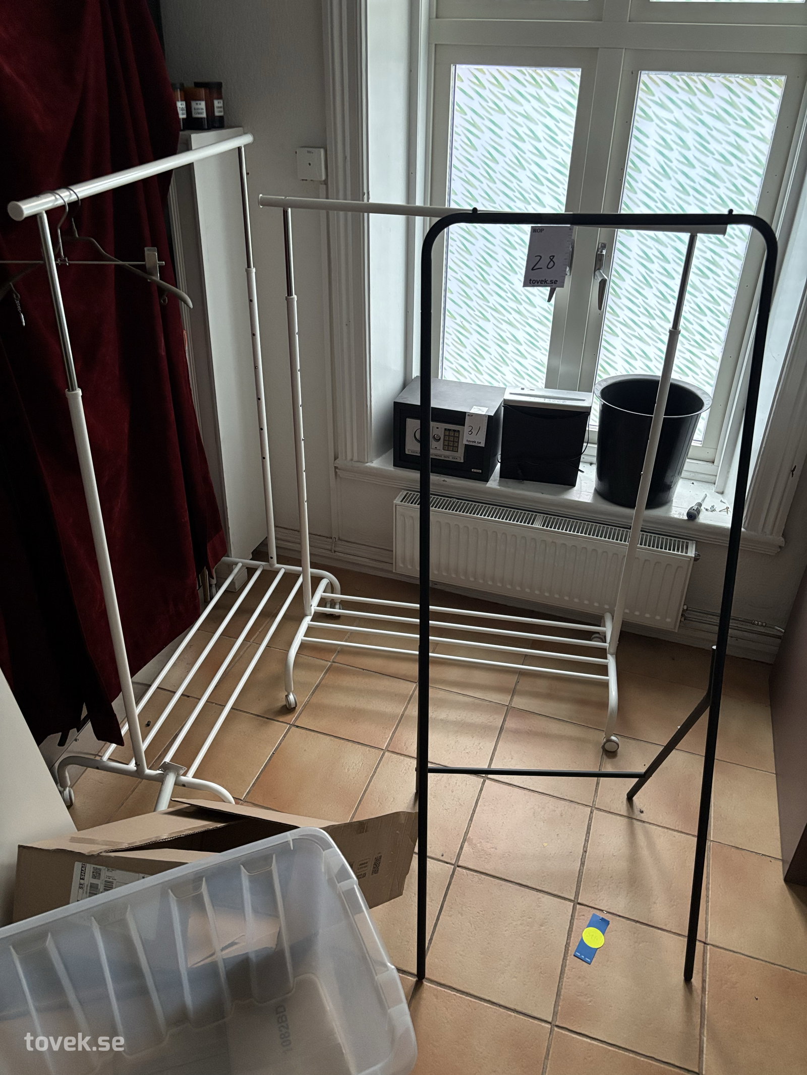 Klädställ 3 st (varav 2 st på hjul) på auktion i Halmstad hos Toveks Auktioner