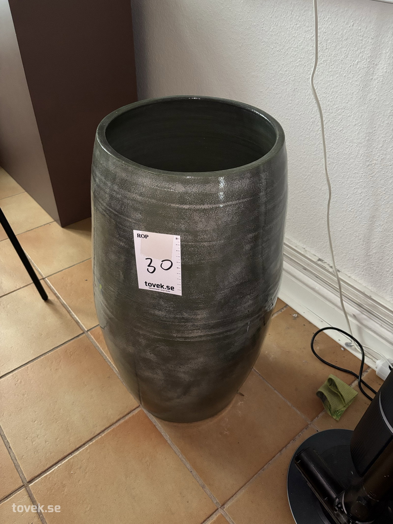 Vas, ca 70cm på auktion i Halmstad hos Toveks Auktioner