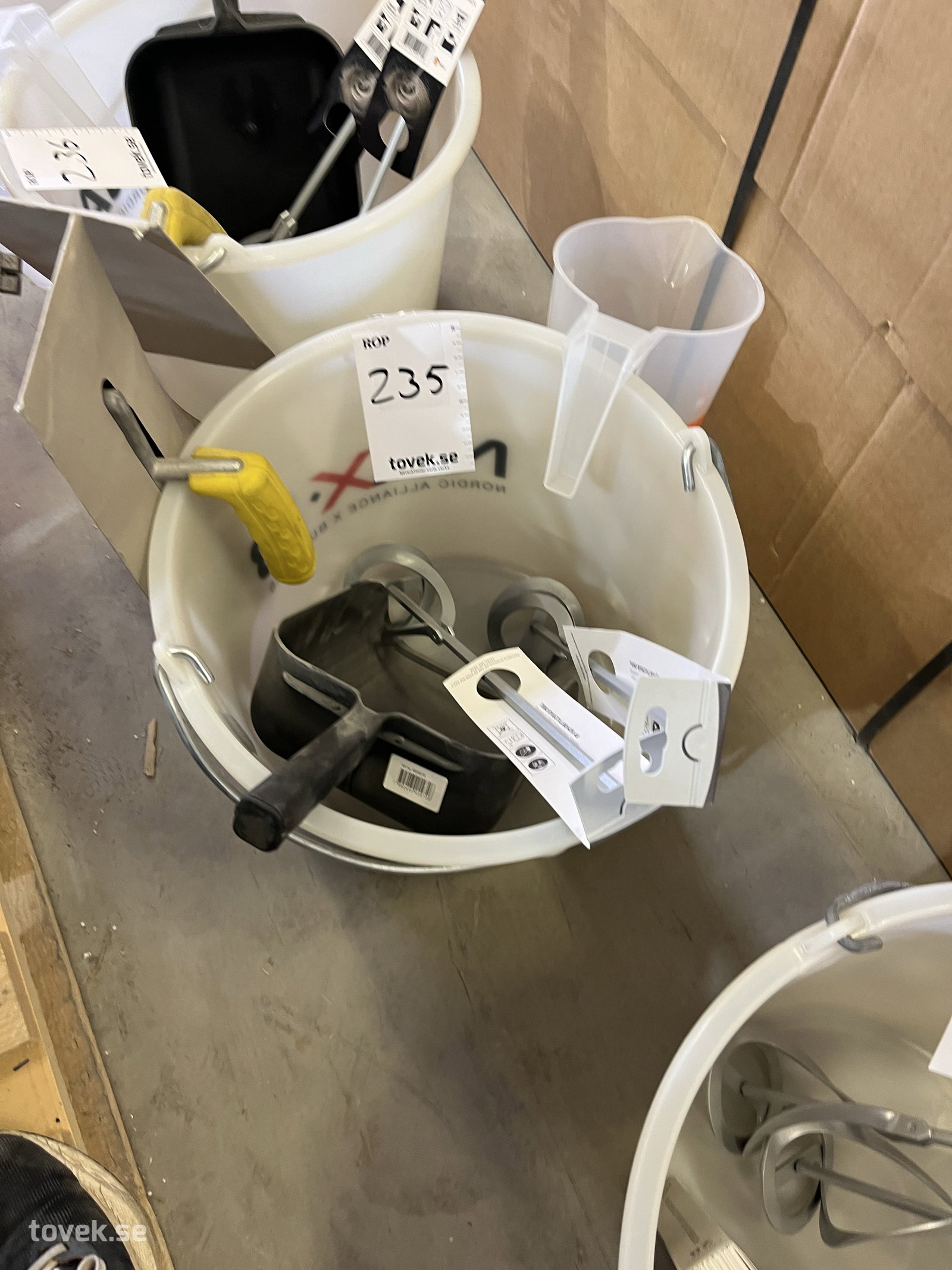Parti med KGC och TEBO blandade, blandningshink, mm på auktion i Östersund hos Toveks Auktioner