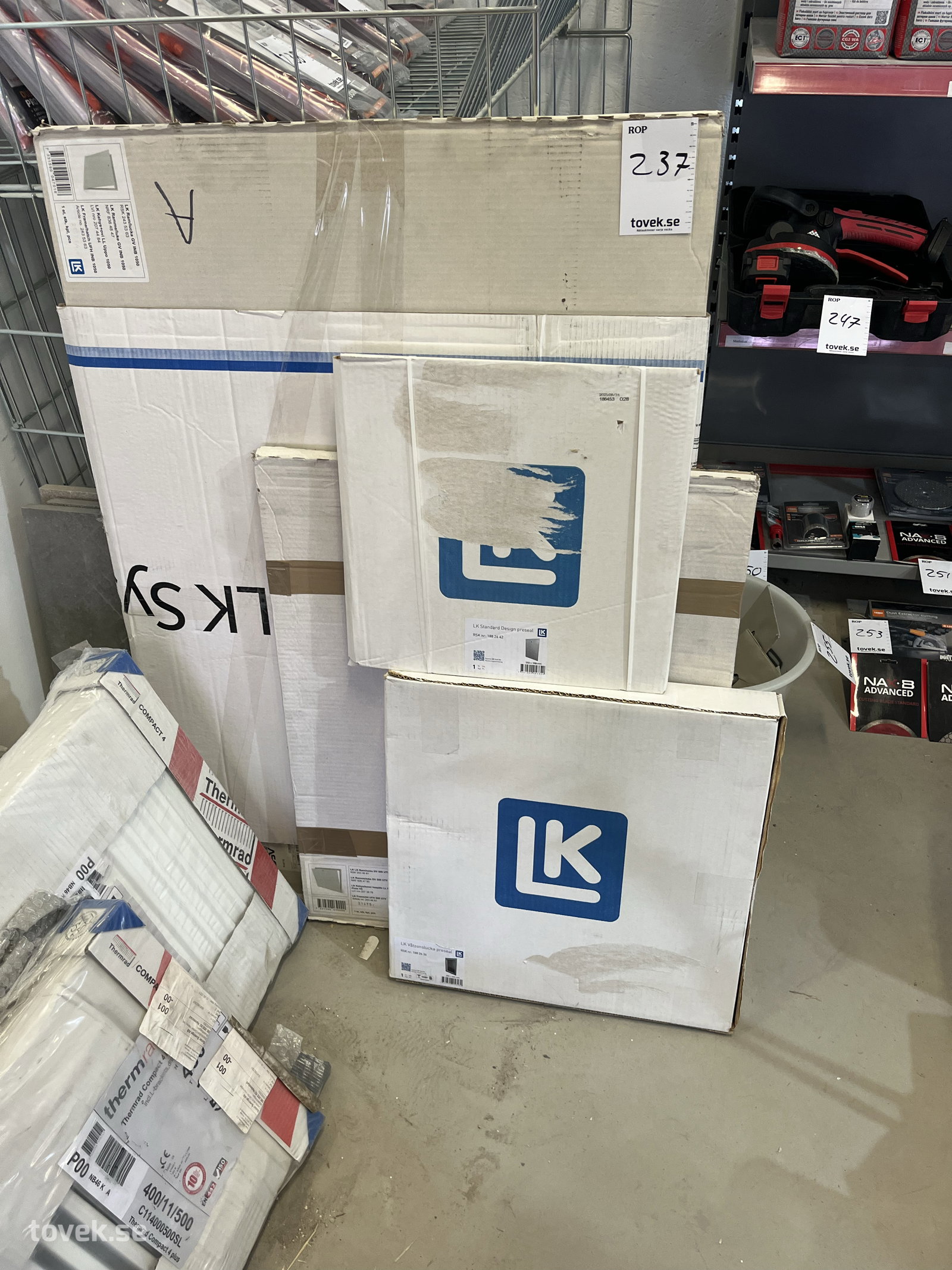 4st LK Systems luckor/ramar: LK Standard Design PRESEAL 350×350, LK Våtzonslucka PRESEAL UNI 350×350, LK Ram/l på auktion i Östersund hos Toveks Auktioner