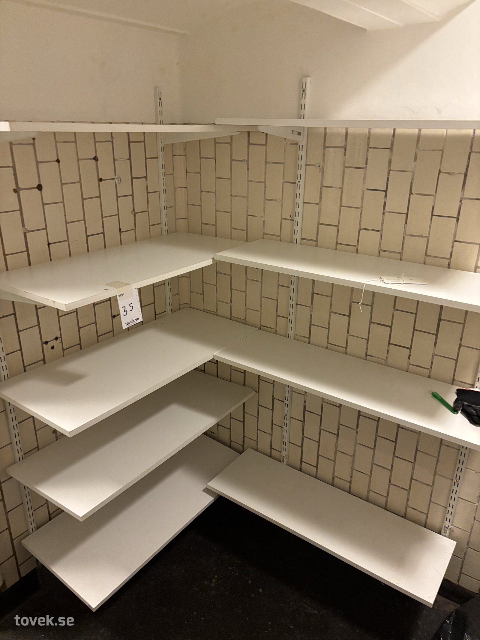 Konsollhyllor på auktion i Halmstad hos Toveks Auktioner