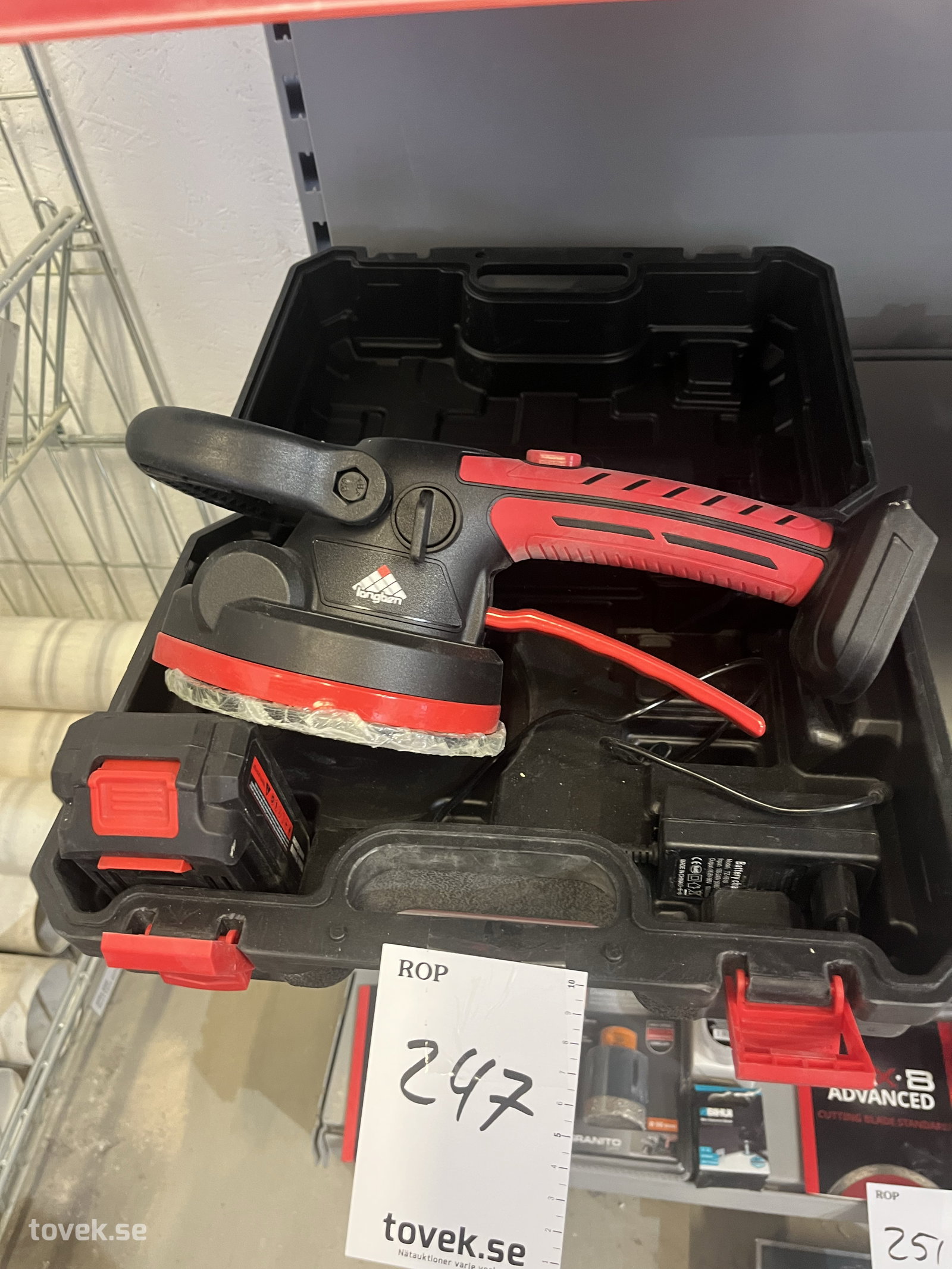 batteridriven plattvibrator på auktion i Östersund hos Toveks Auktioner