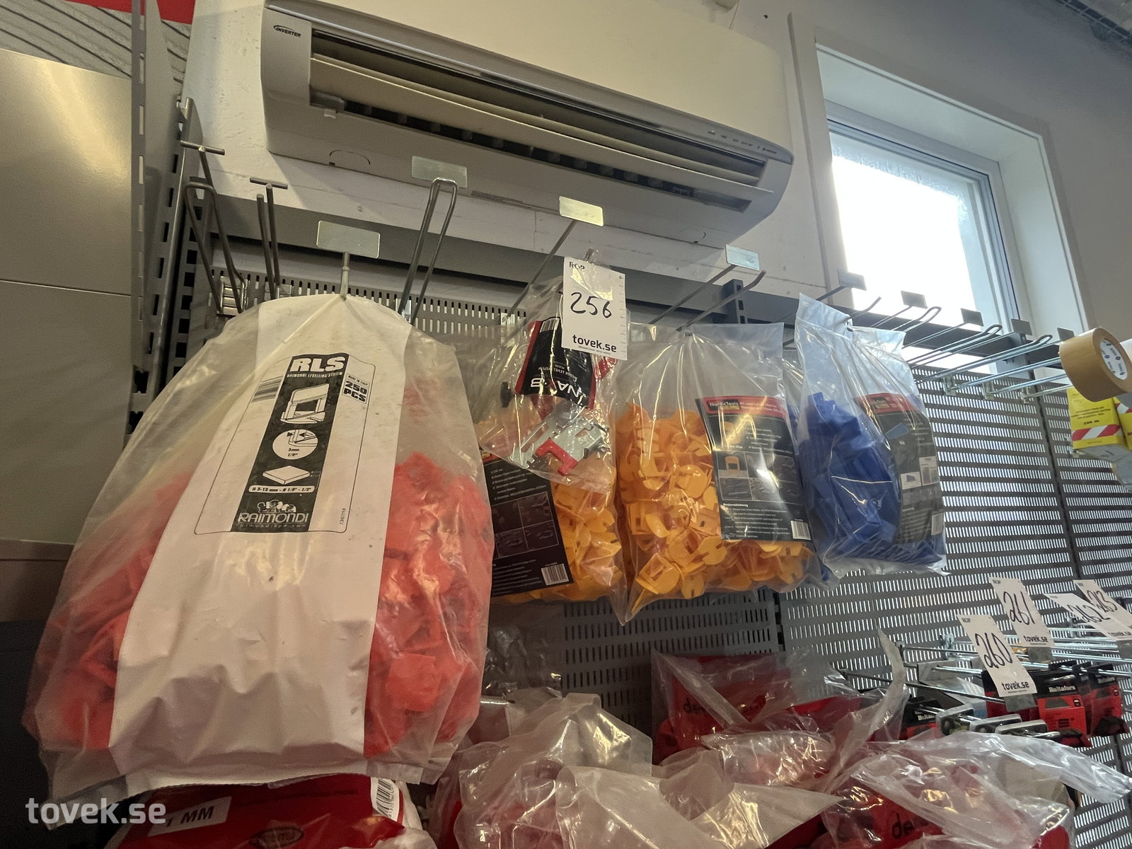 Parti med Raimondi RLS och NordicTools nivåsystem på auktion i Östersund hos Toveks Auktioner