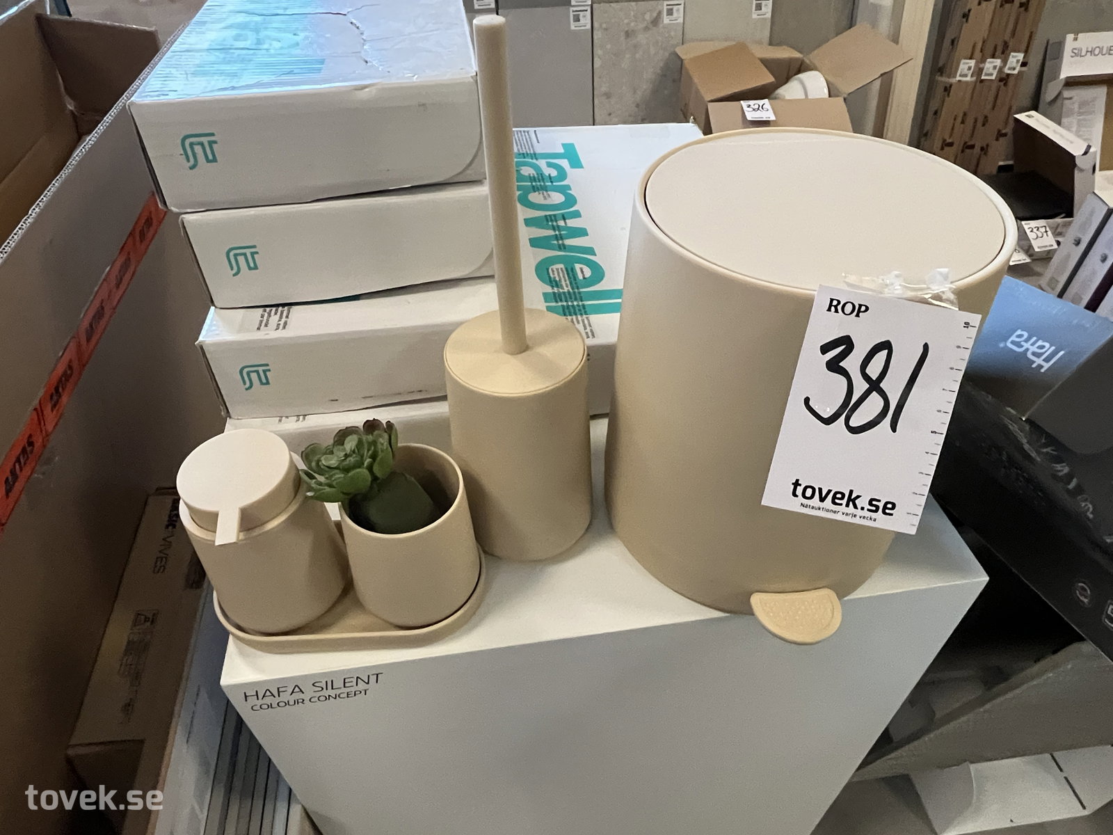 Hafa Silent Colour Concept Badrumsset: Pedalhink, toalettborste, tvålpump, tandborstmugg på auktion i Östersund hos Toveks Auktioner