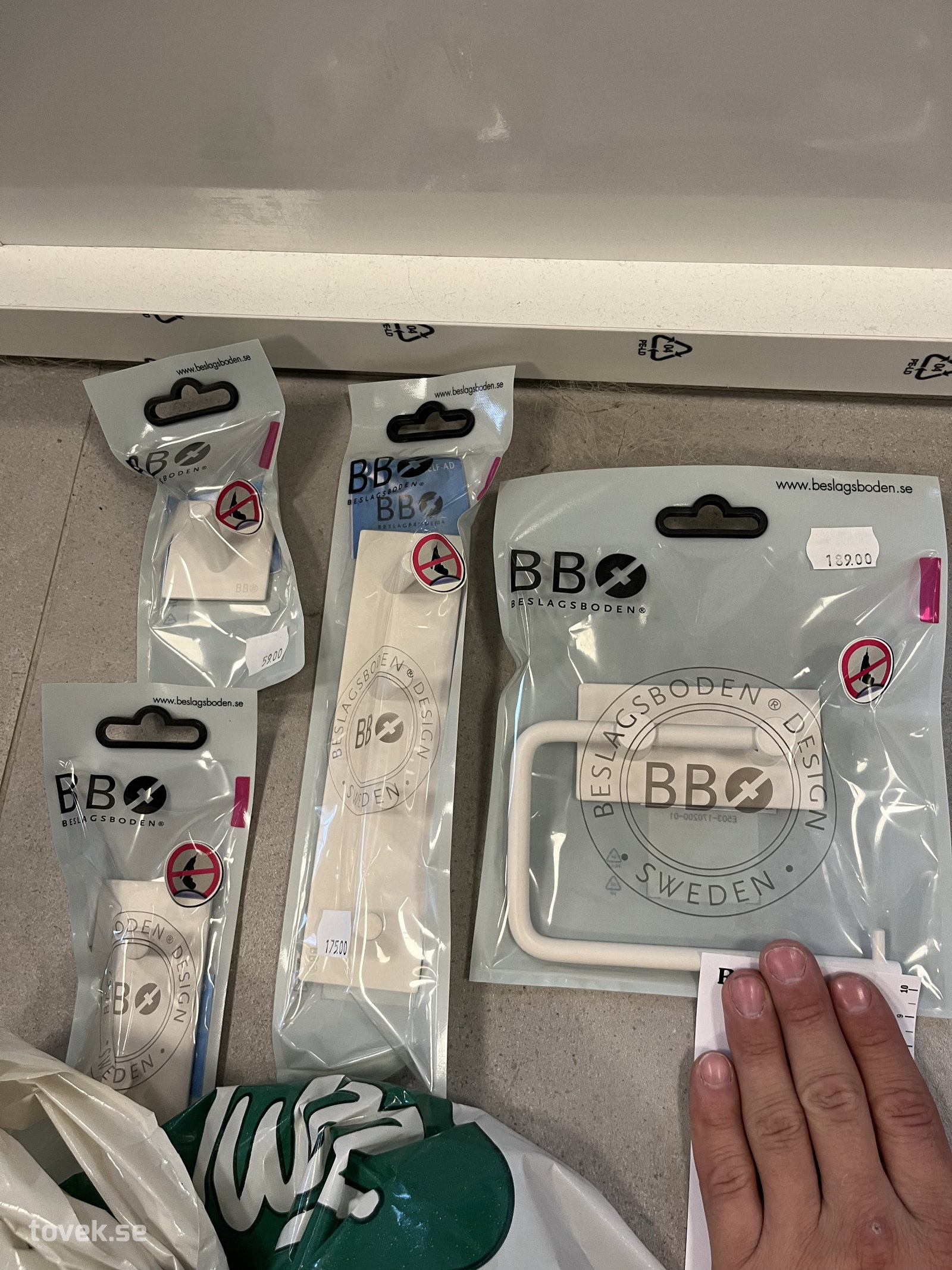 Badrumstillbehörset: pappershållare och handdukhållare på auktion i Östersund hos Toveks Auktioner