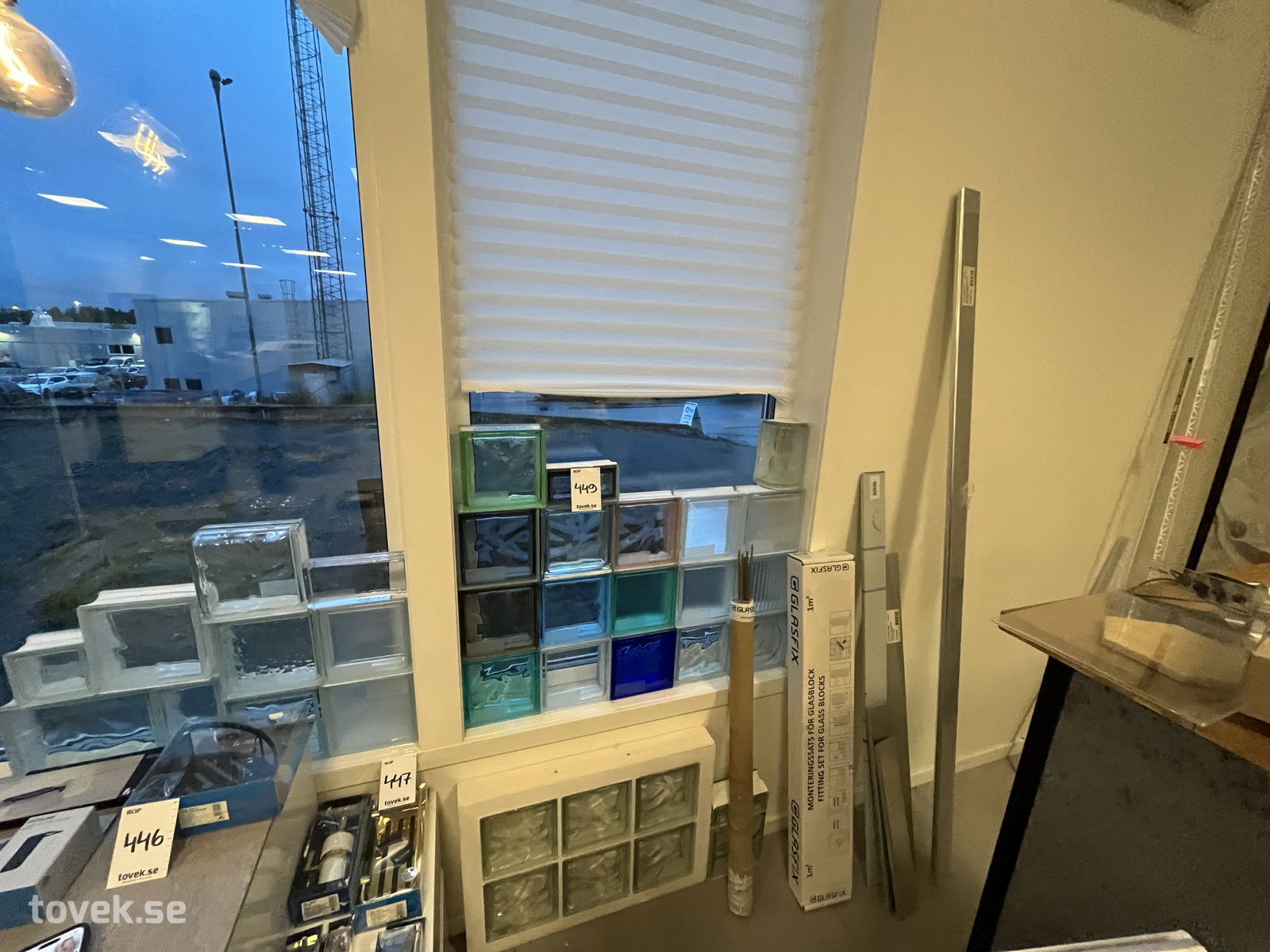 ca 36st Glasbetong glasblock med Glasfix monteringssats och avslutningsprofiler på auktion i Östersund hos Toveks Auktioner