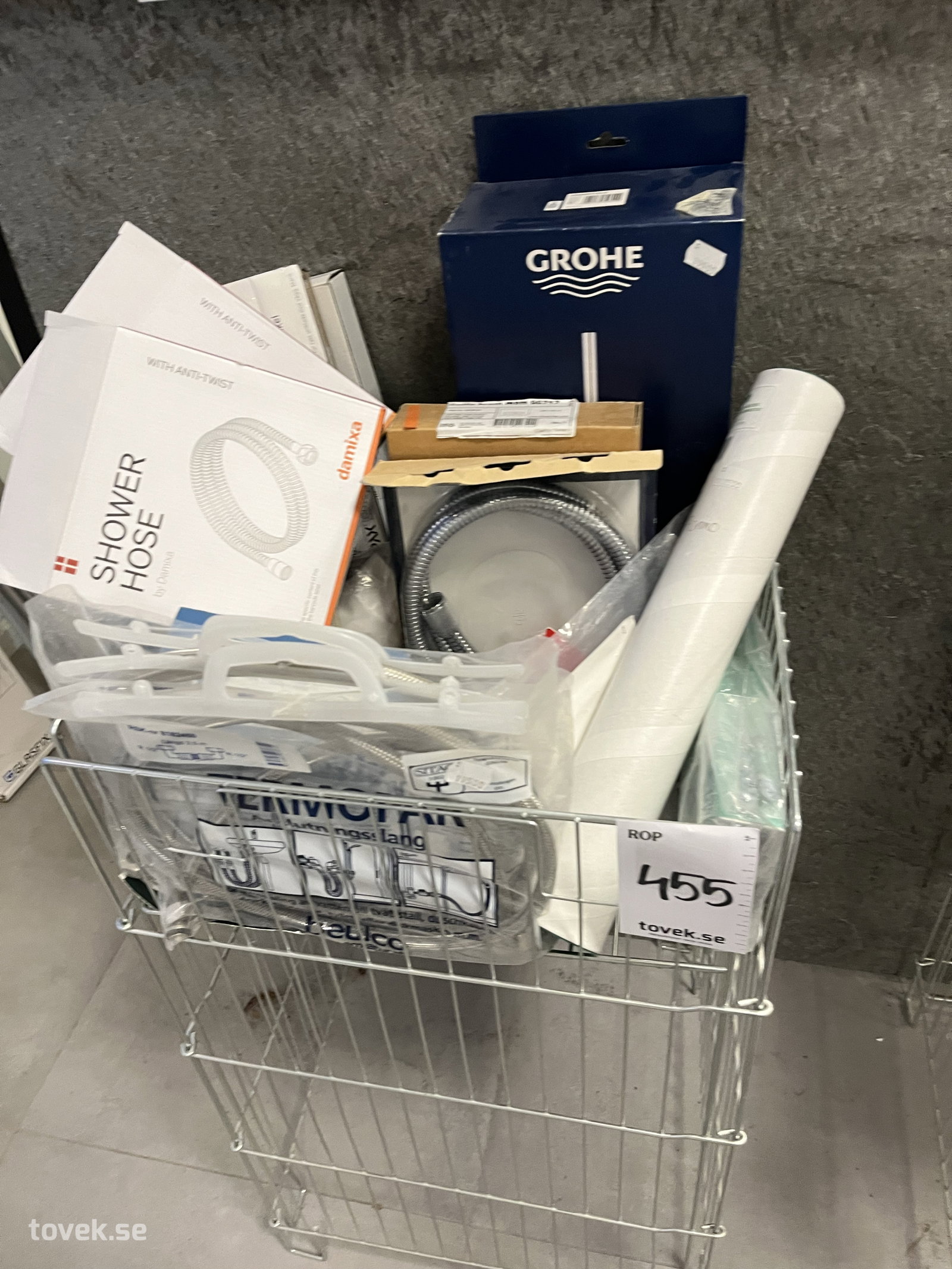 Korg med Parti VVS-tillbehör – duschslangar, anslutningsslangar och badrumstillbehör på auktion i Östersund hos Toveks Auktioner