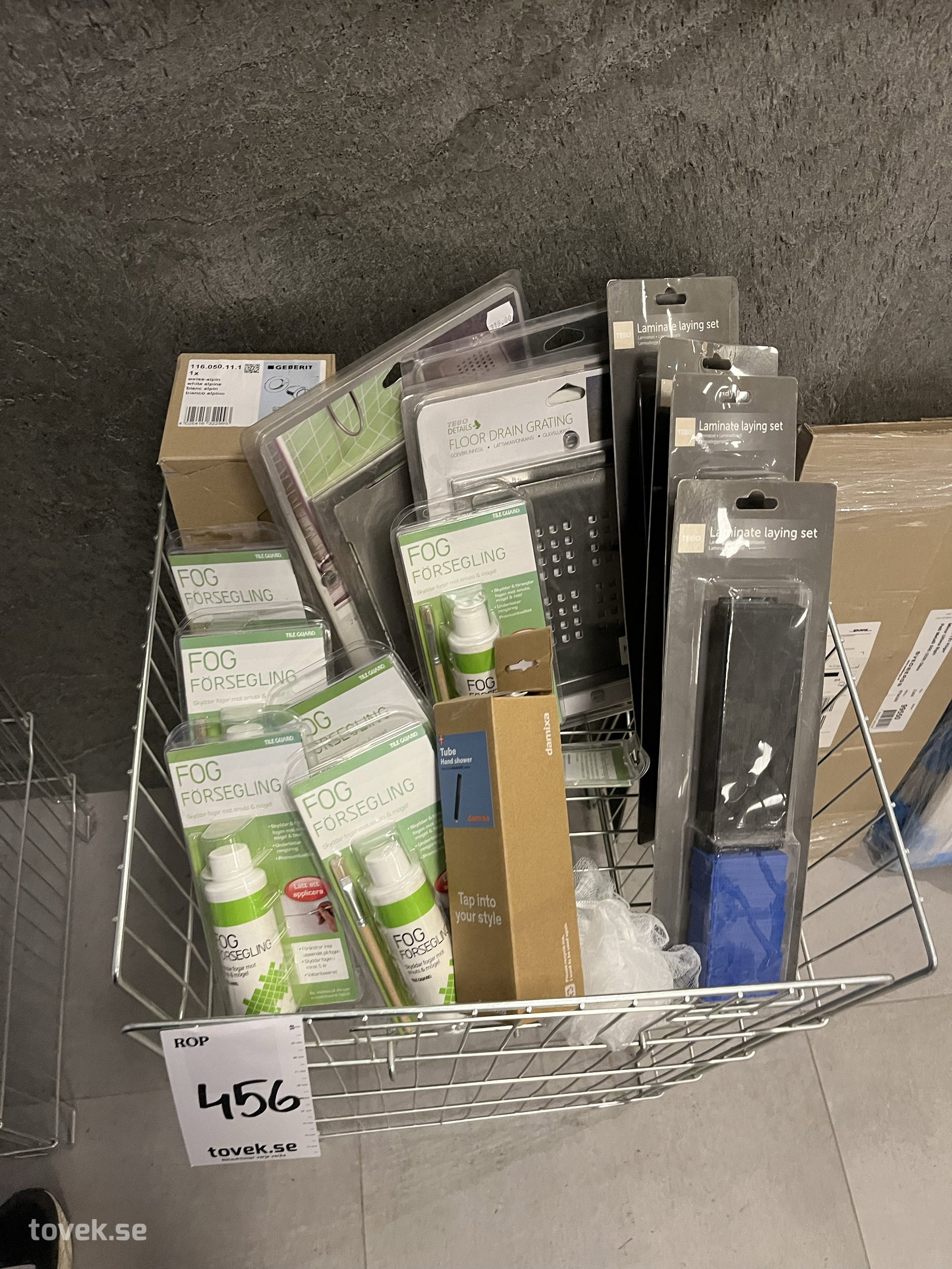 Korg med Tebo och Tile Guard golv- och badrumstillbehör : Tile Guard Fog Försegling, flera Tebo Laminate Layin på auktion i Östersund hos Toveks Auktioner