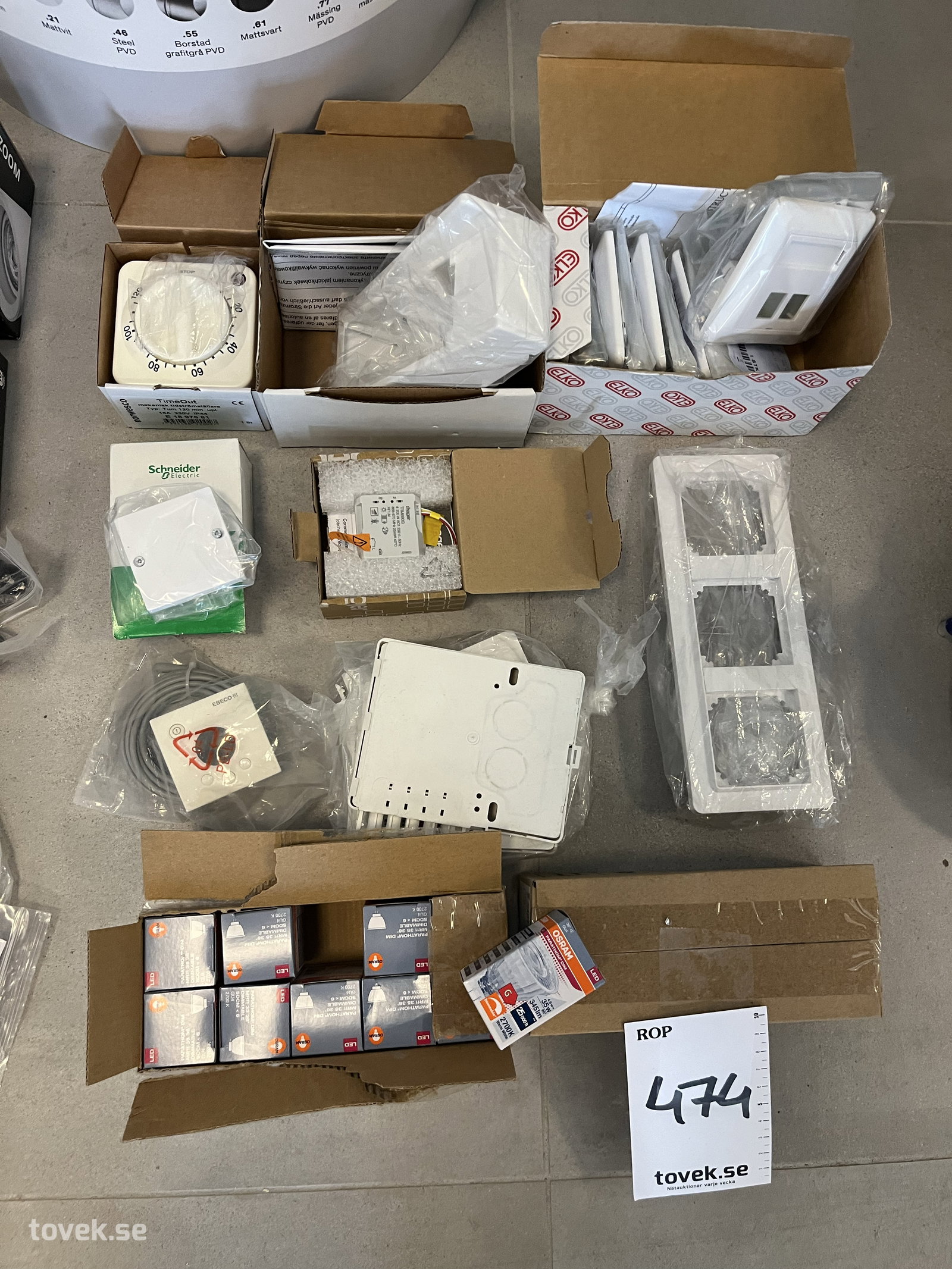 Parti Elinstallationsmaterial med termostater, strömbrytare och OSRAM LED-lampor på auktion i Östersund hos Toveks Auktioner