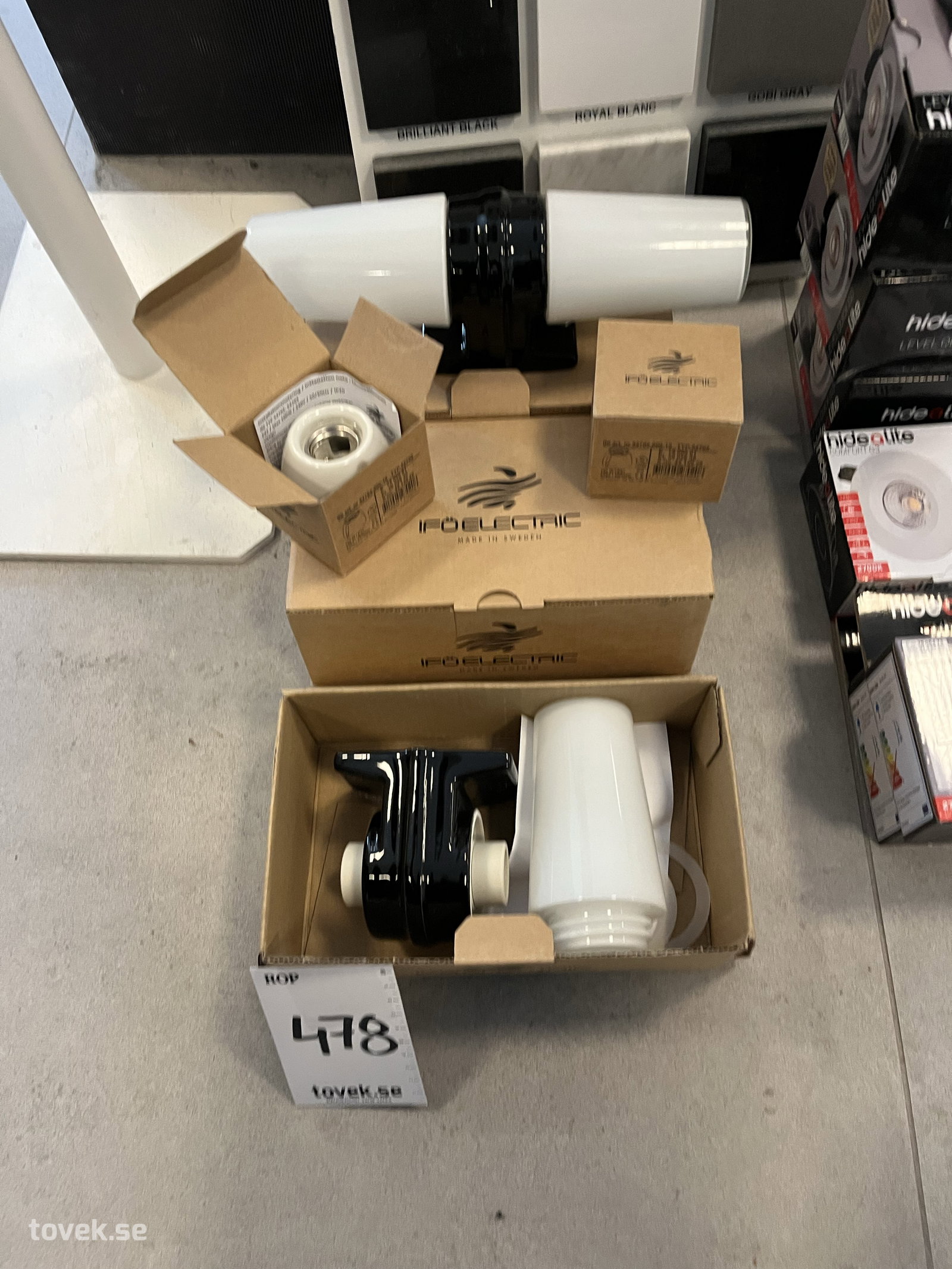 Ifö Electric porslinsarmaturer för vägg/tak på auktion i Östersund hos Toveks Auktioner