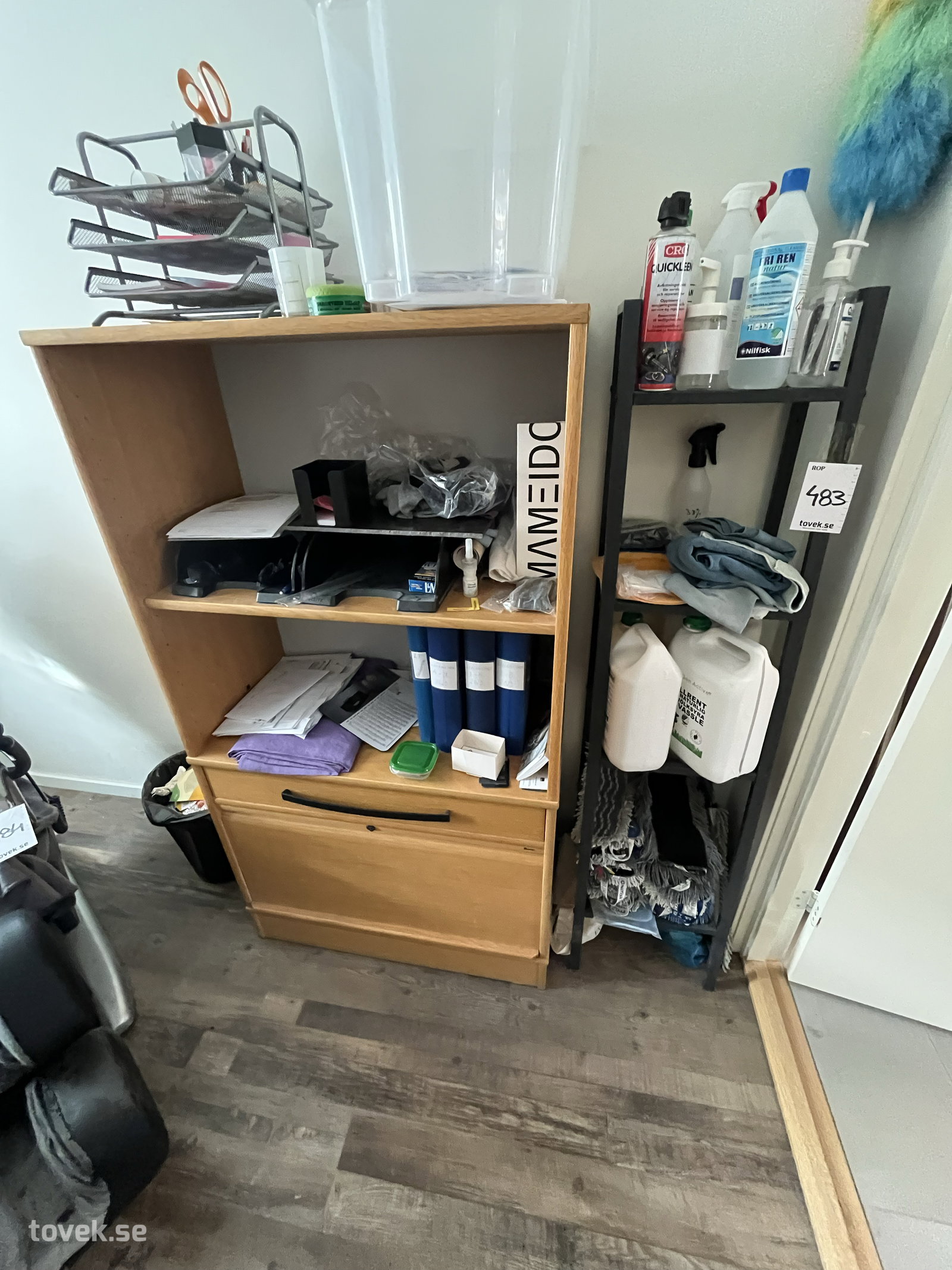 2st hyllor med innehåll (ej bokföringspärmar) på auktion i Östersund hos Toveks Auktioner