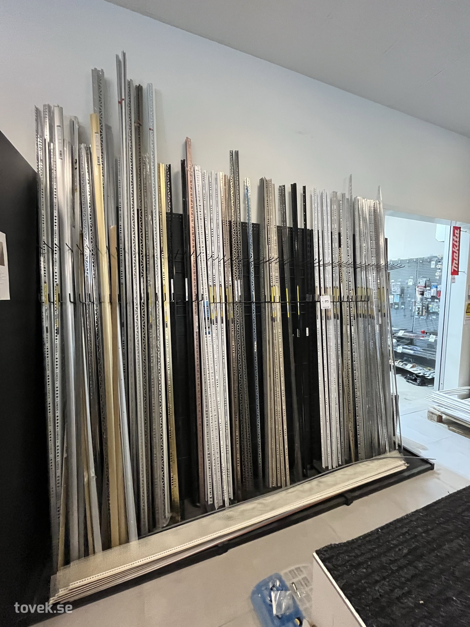 Stort parti Genesis kakelprofiler, kant- och hörnlister i aluminium/PVC – ca 2,5 m på auktion i Östersund hos Toveks Auktioner