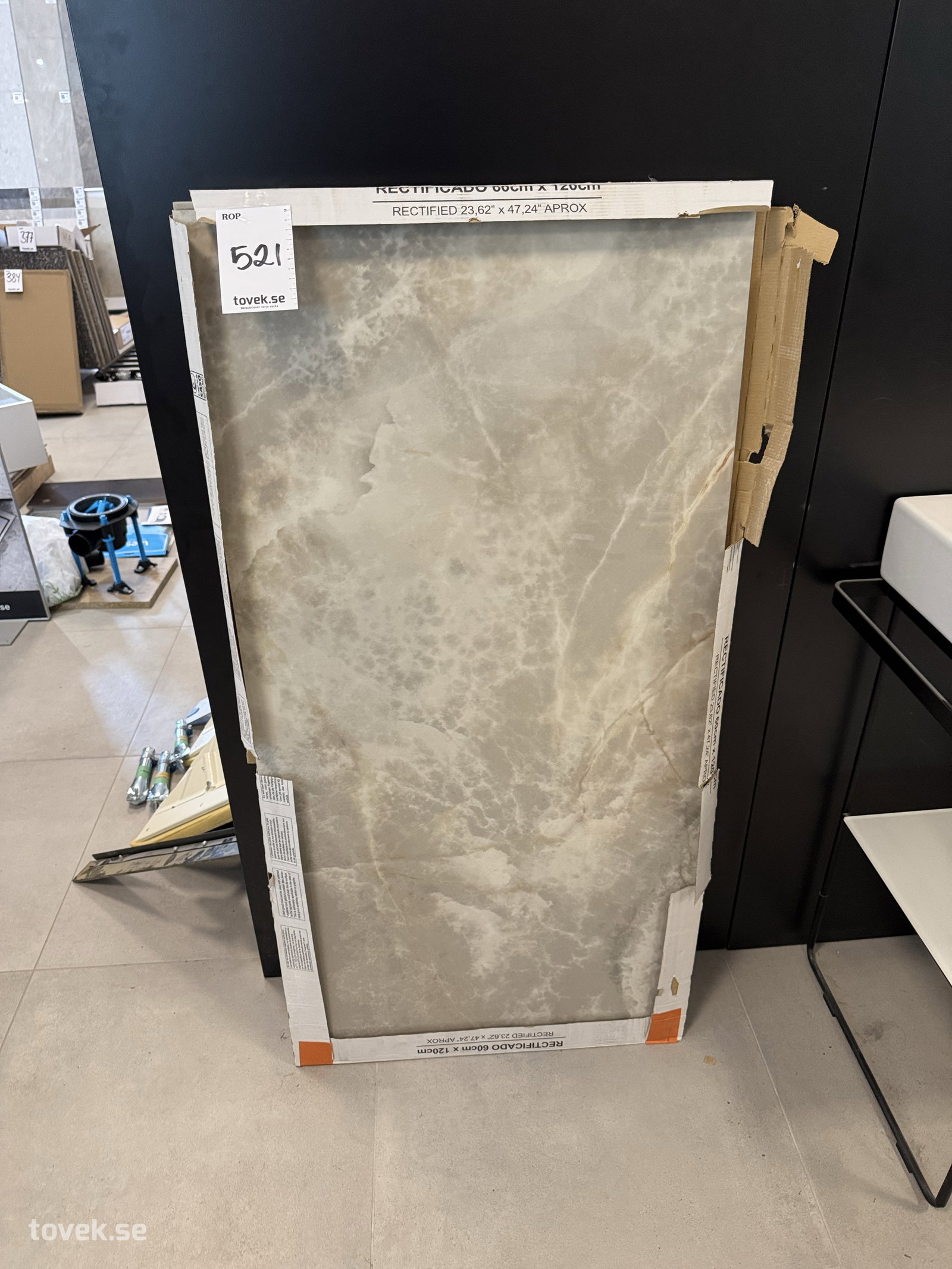 2st 2 st rektifierade storformatsplattor 60 × 120 cm på auktion i Östersund hos Toveks Auktioner