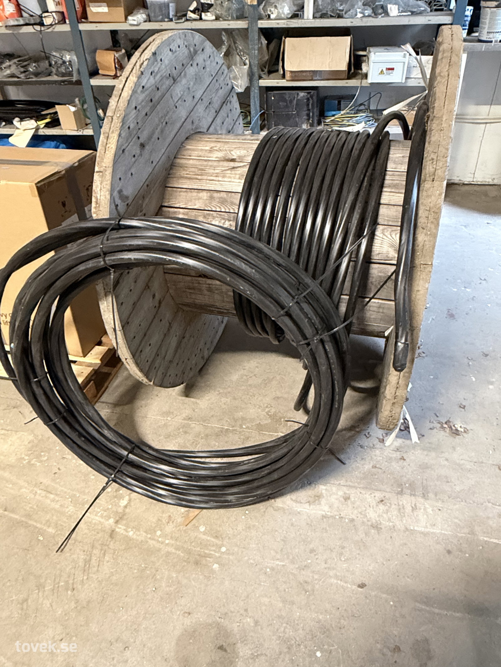 Kabeltrumma inkl. kabel på auktion i Hästveda hos Toveks Auktioner