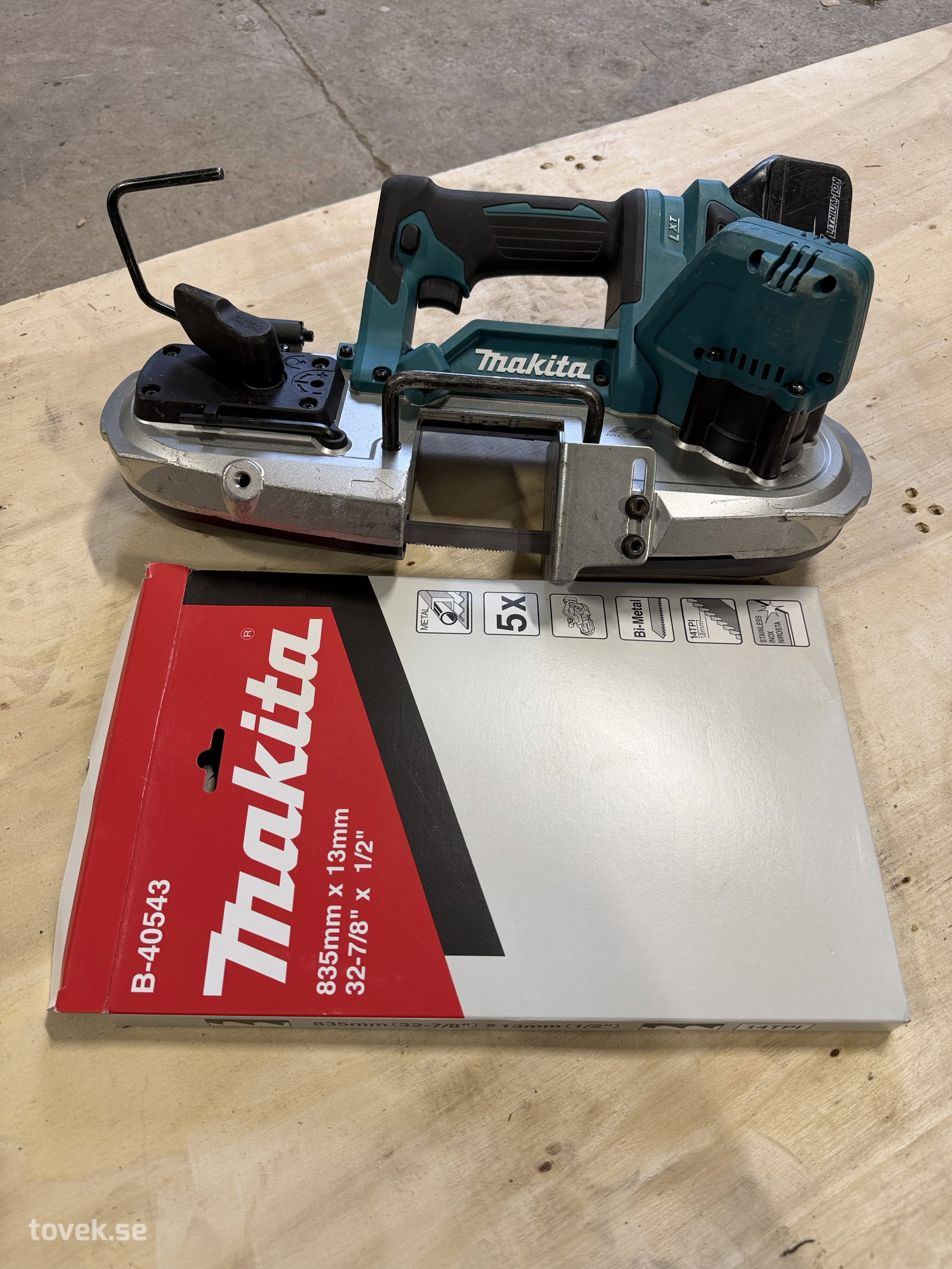 Portabel metallbandsåg Makita DBP183, inkl. batteri och 4 st nya klingor på auktion i Hästveda hos Toveks Auktioner