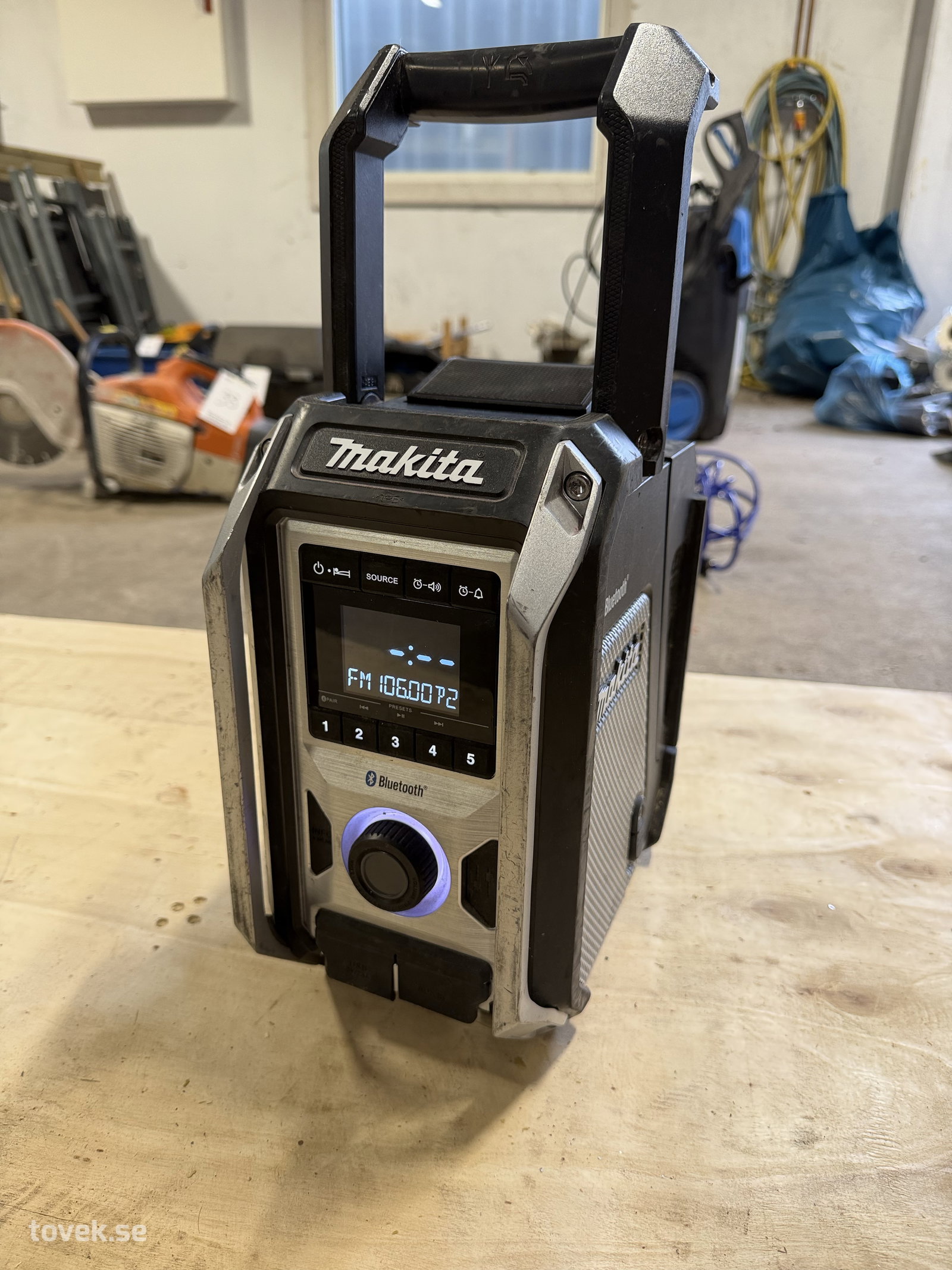 Arbetsradio Makita DMR114 inkl. batteri på auktion i Hästveda hos Toveks Auktioner