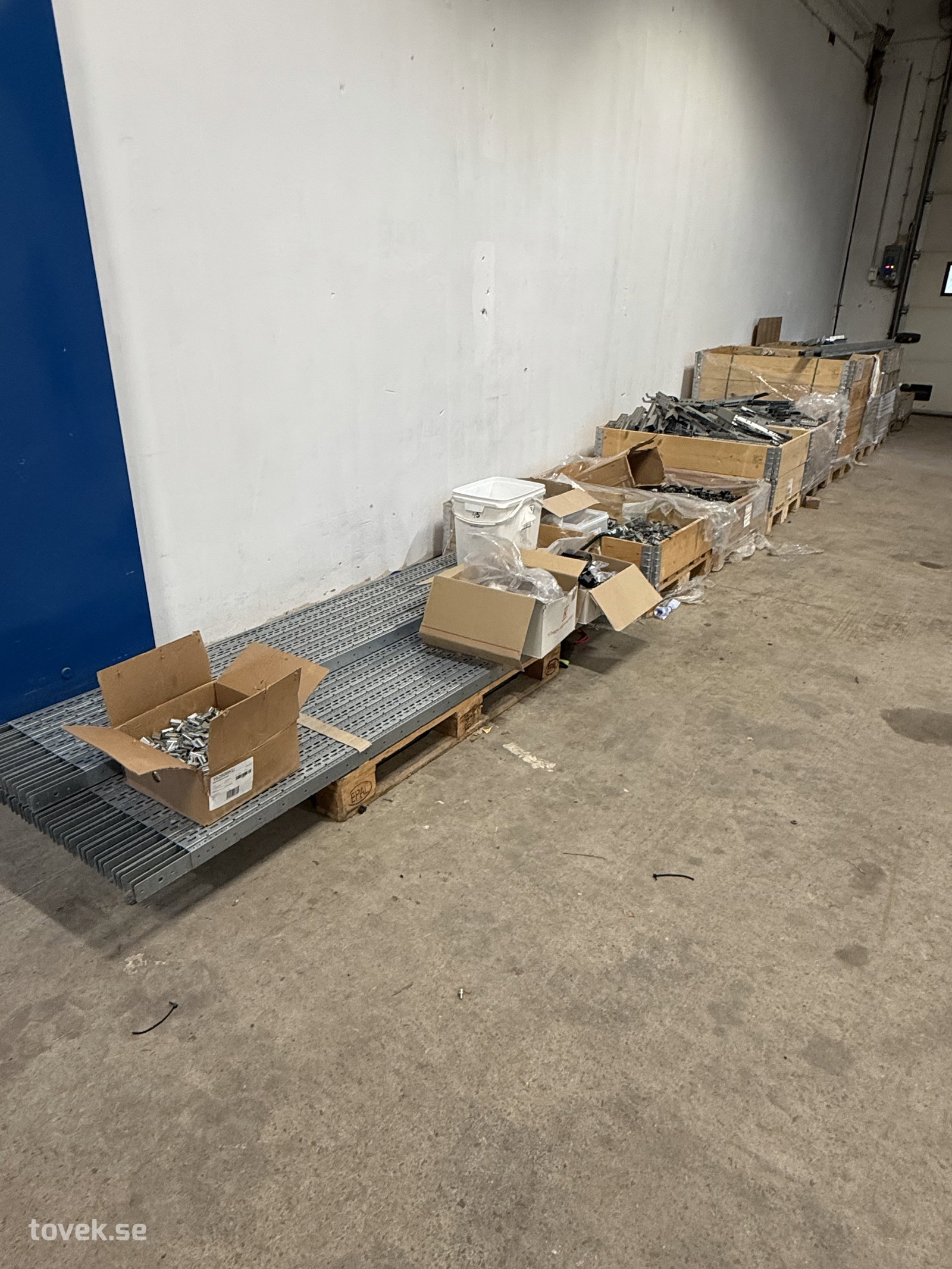 Montering/infästningsmaterial för solceller m.m. 10 pall på auktion i Hästveda hos Toveks Auktioner