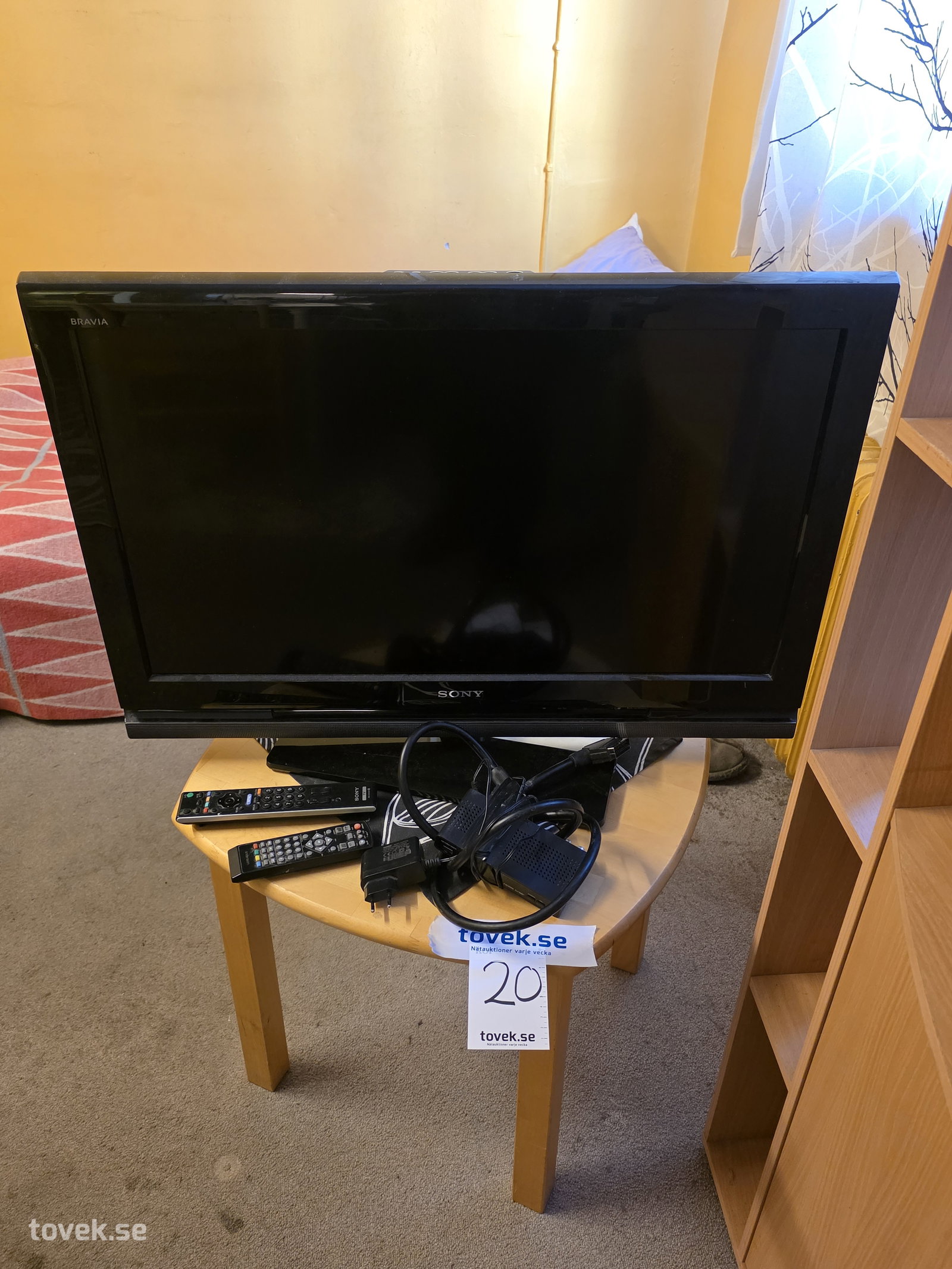 Sony TV inkl bord, box, fjärrkontroll & antennutrustning på auktion i Filipstad hos Toveks Auktioner