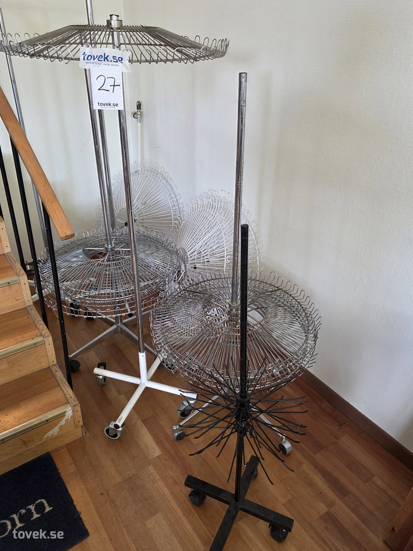 6 st runda sko/varuställ på auktion i Filipstad hos Toveks Auktioner