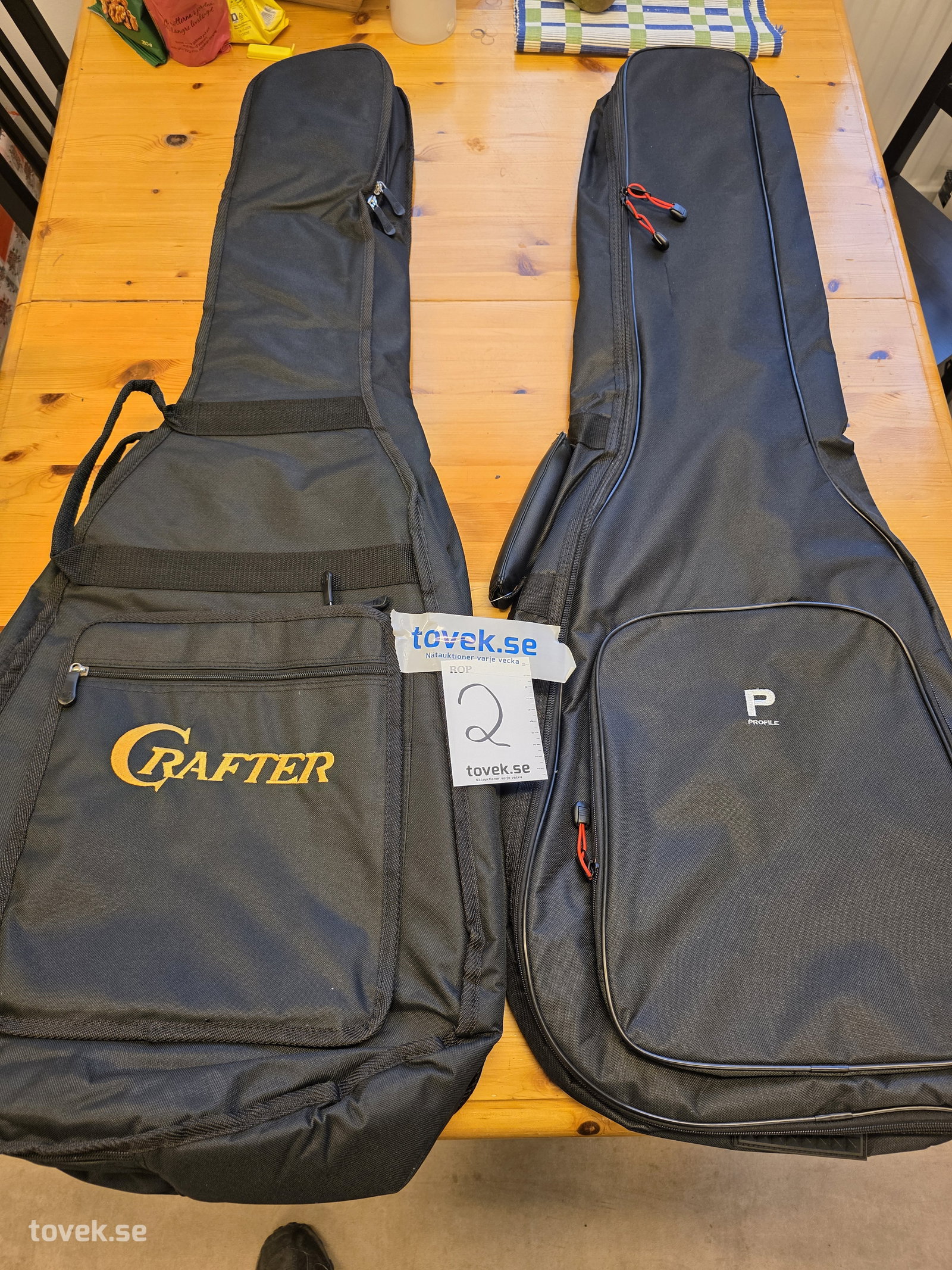 2 st nya gitarrväskor varav en med skadat yttertyg på auktion i Fagersta hos Toveks Auktioner