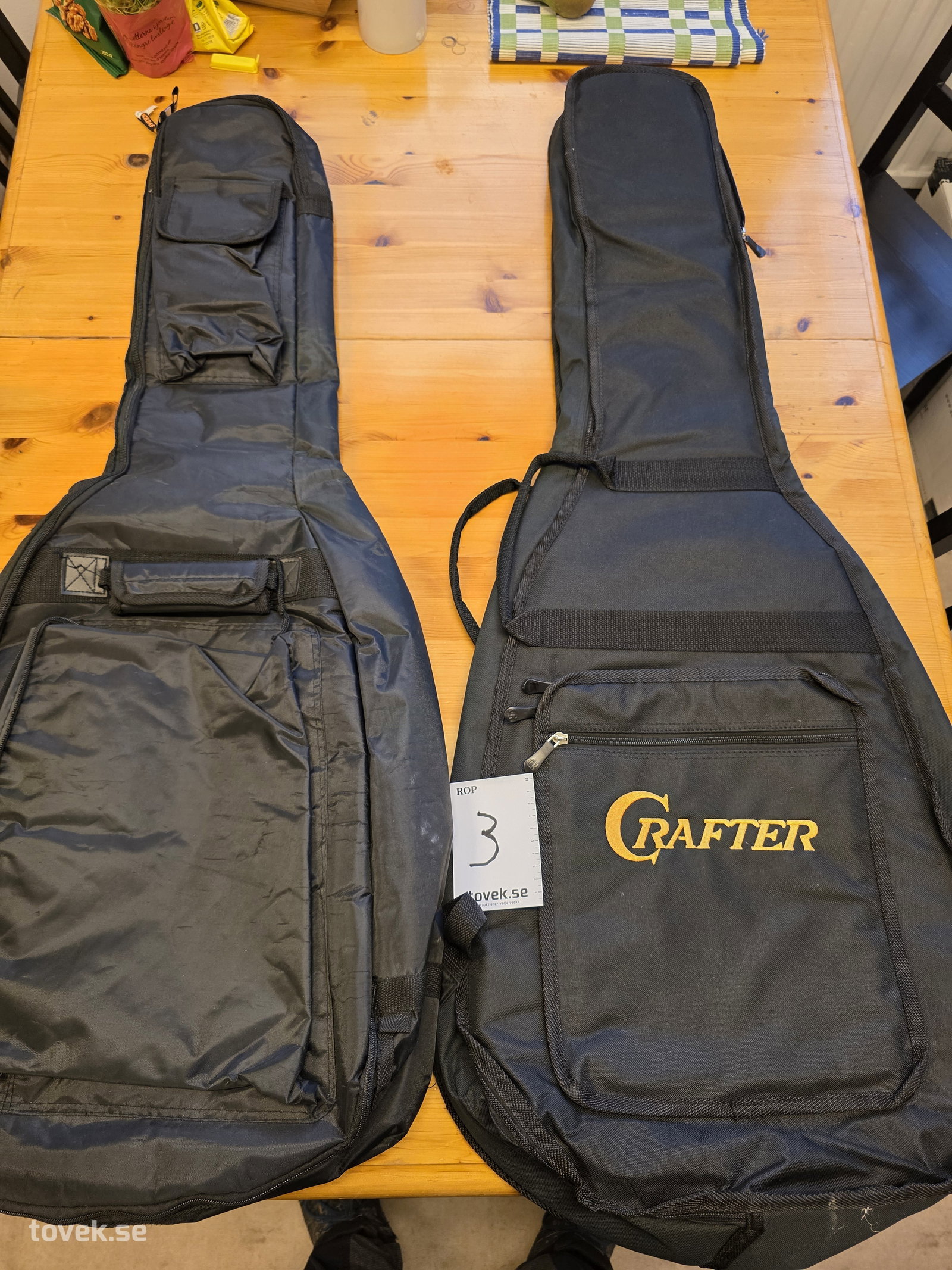 2 st gitarrväskor på auktion i Fagersta hos Toveks Auktioner