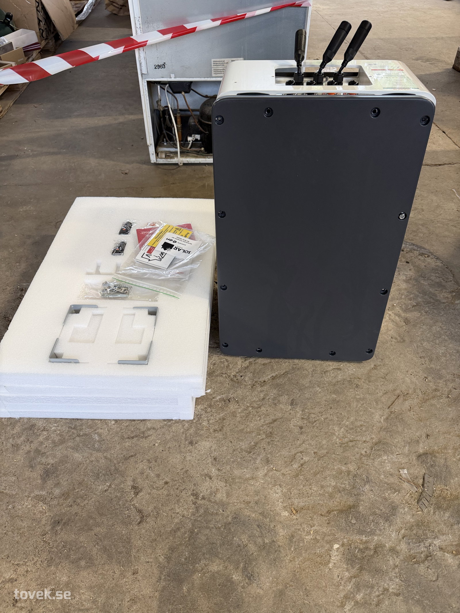 Ny GoodWe Power Control Unit, modell LX F-H på auktion i Hästveda hos Toveks Auktioner