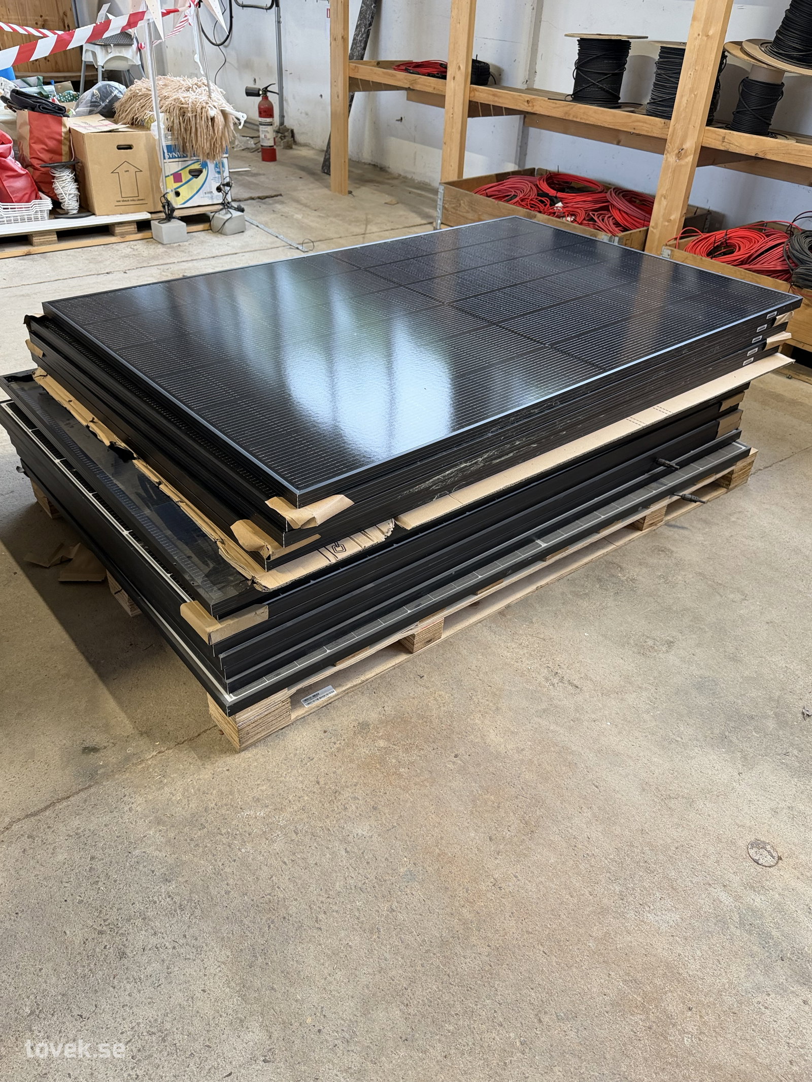 Solcellspaneler 14st (olika modeller) ca 1,76x1,13 på auktion i Hästveda hos Toveks Auktioner