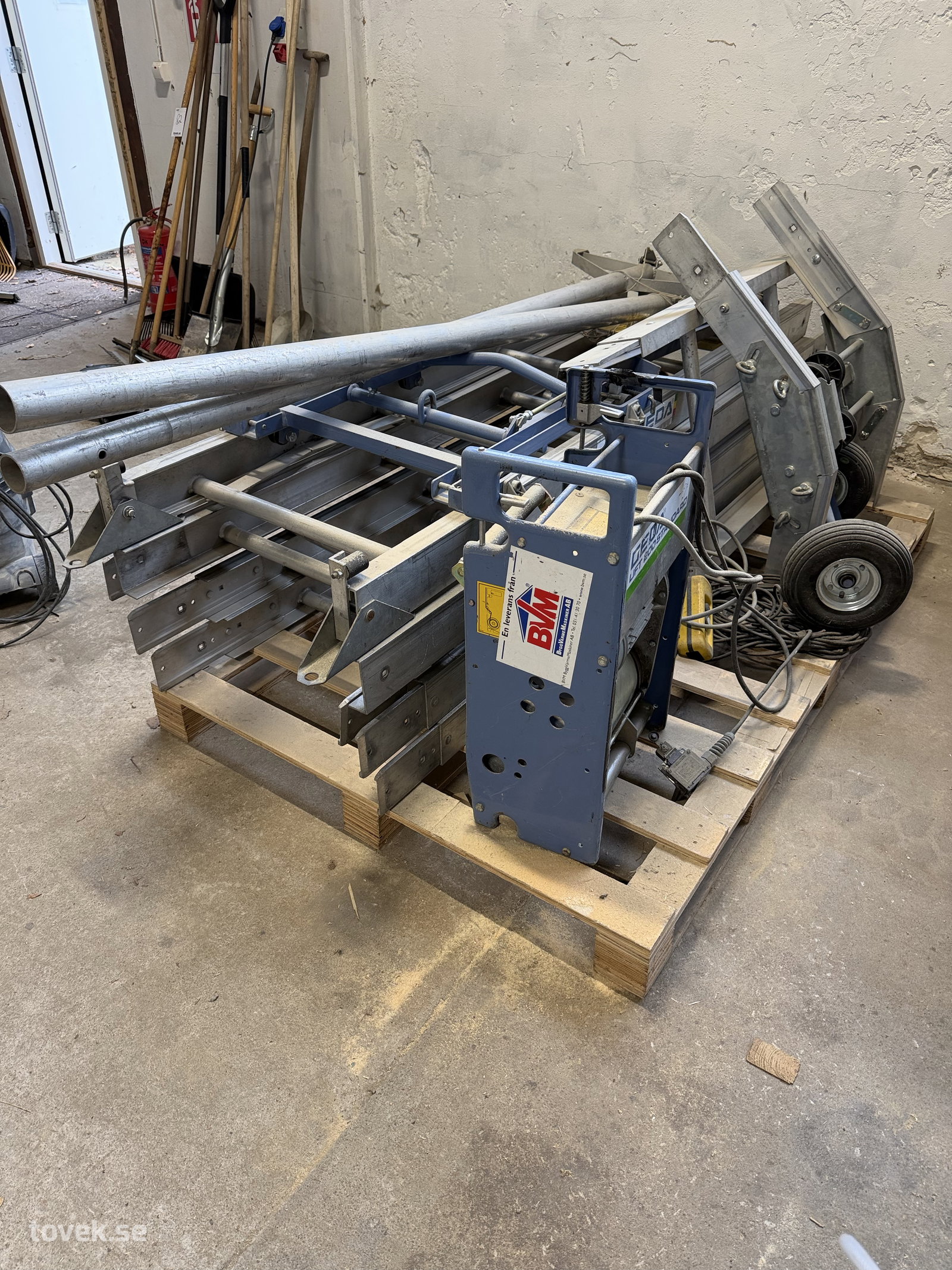 Bygg/materialhiss Gerda Lift 200 på auktion i Hästveda hos Toveks Auktioner