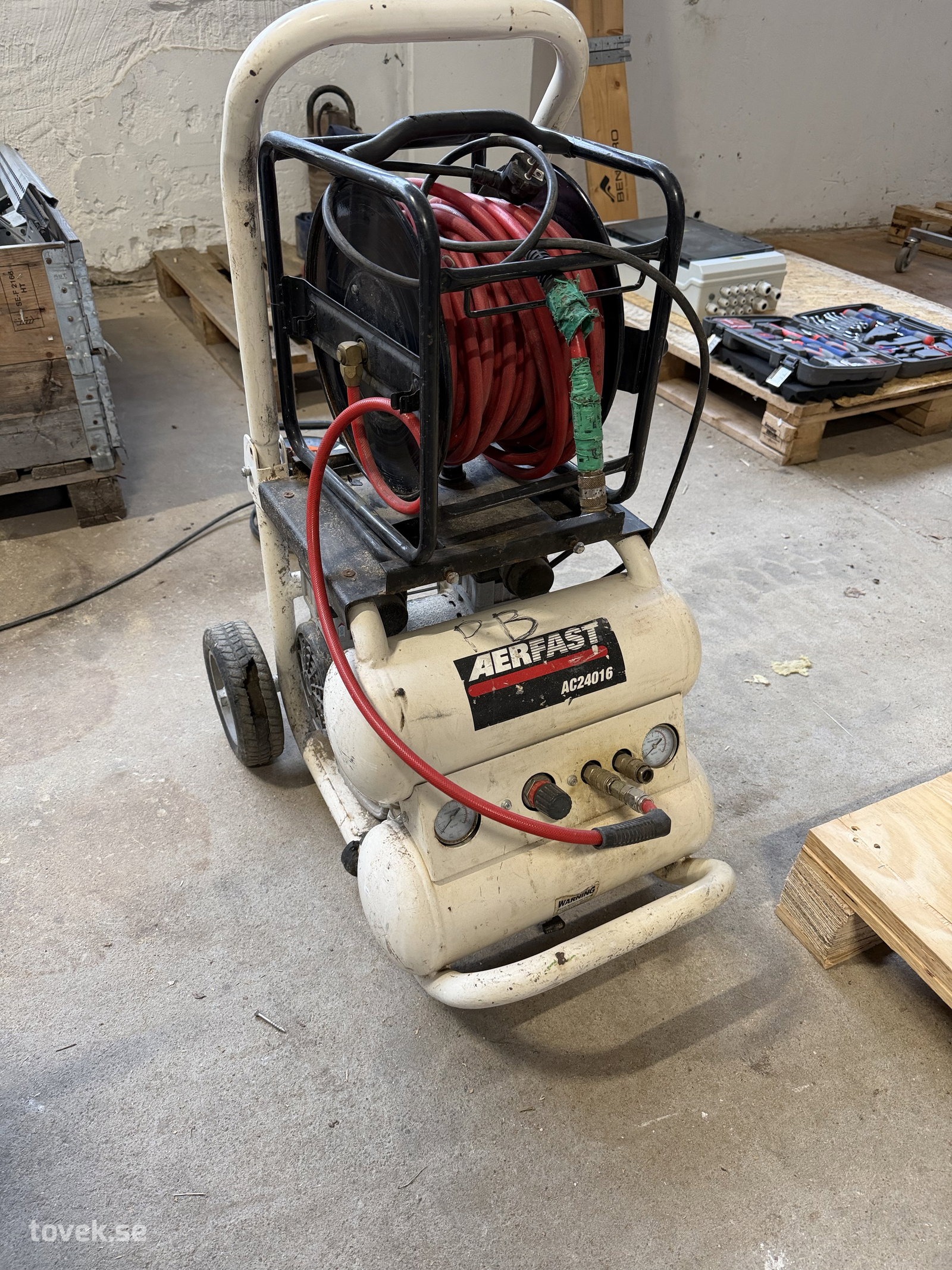 Aerfast AC24010 portabel kompressor inkl. vinda (testad) på auktion i Hästveda hos Toveks Auktioner