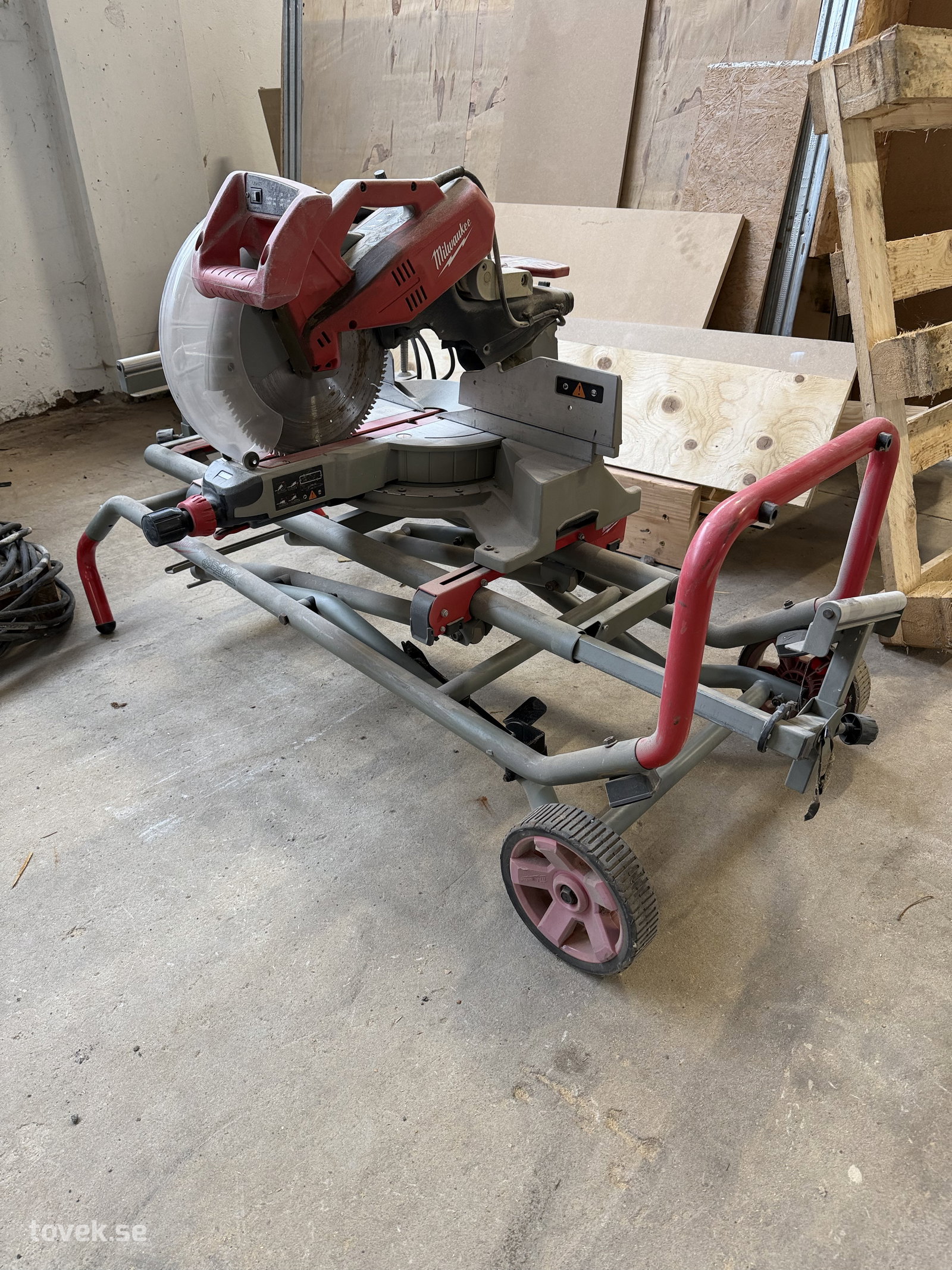 Kap- och geringssåg Milwaukee MS 305 DB med transportstativ (testad) på auktion i Hästveda hos Toveks Auktioner