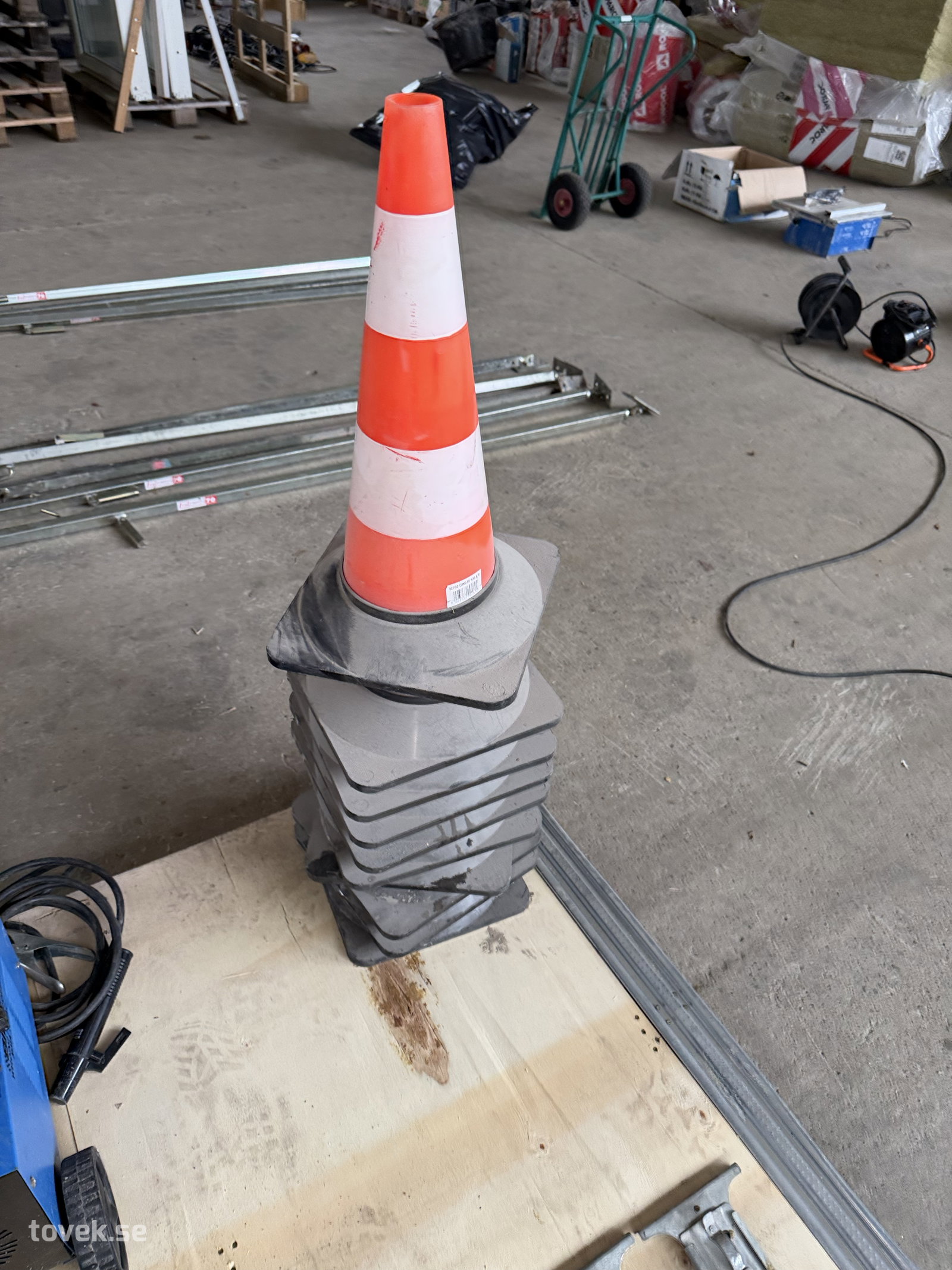 Trafikkoner/avspärrningskoner 10st på auktion i Hästveda hos Toveks Auktioner