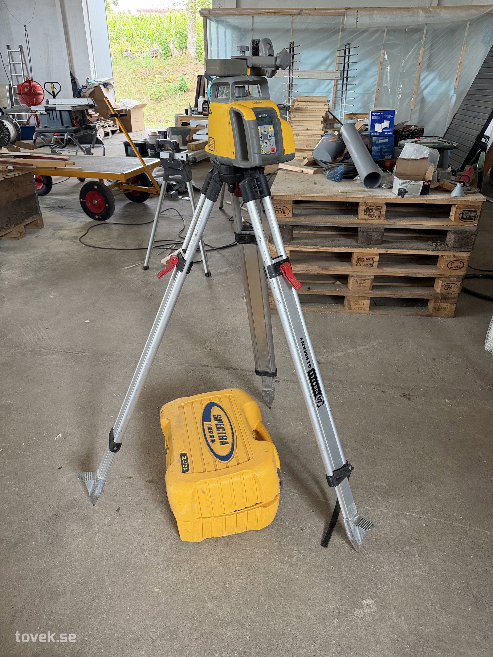 Rotations-/falllaser Spectra Precision GL412N på stativ på auktion i Hästveda hos Toveks Auktioner