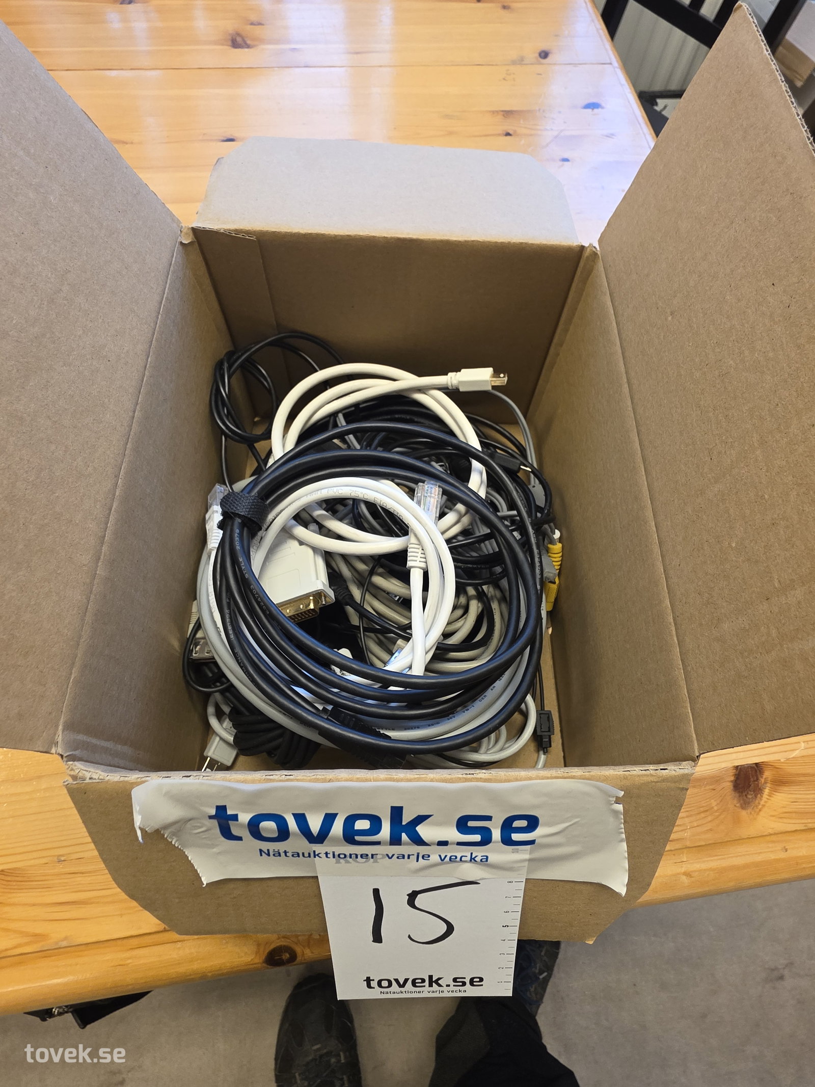 Låda med diverse kablage på auktion i Fagersta hos Toveks Auktioner