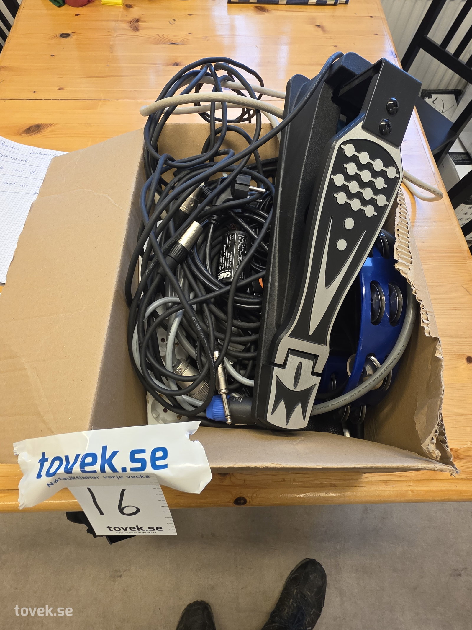 Låda med diverse musik & instrumentutrustning samt div kablage på auktion i Fagersta hos Toveks Auktioner