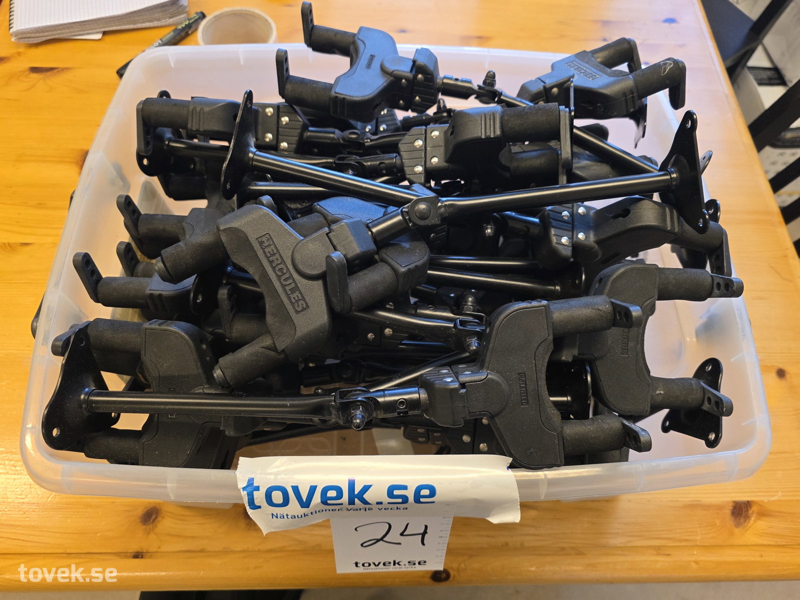 Diverse gittarrhängare på auktion i Fagersta hos Toveks Auktioner