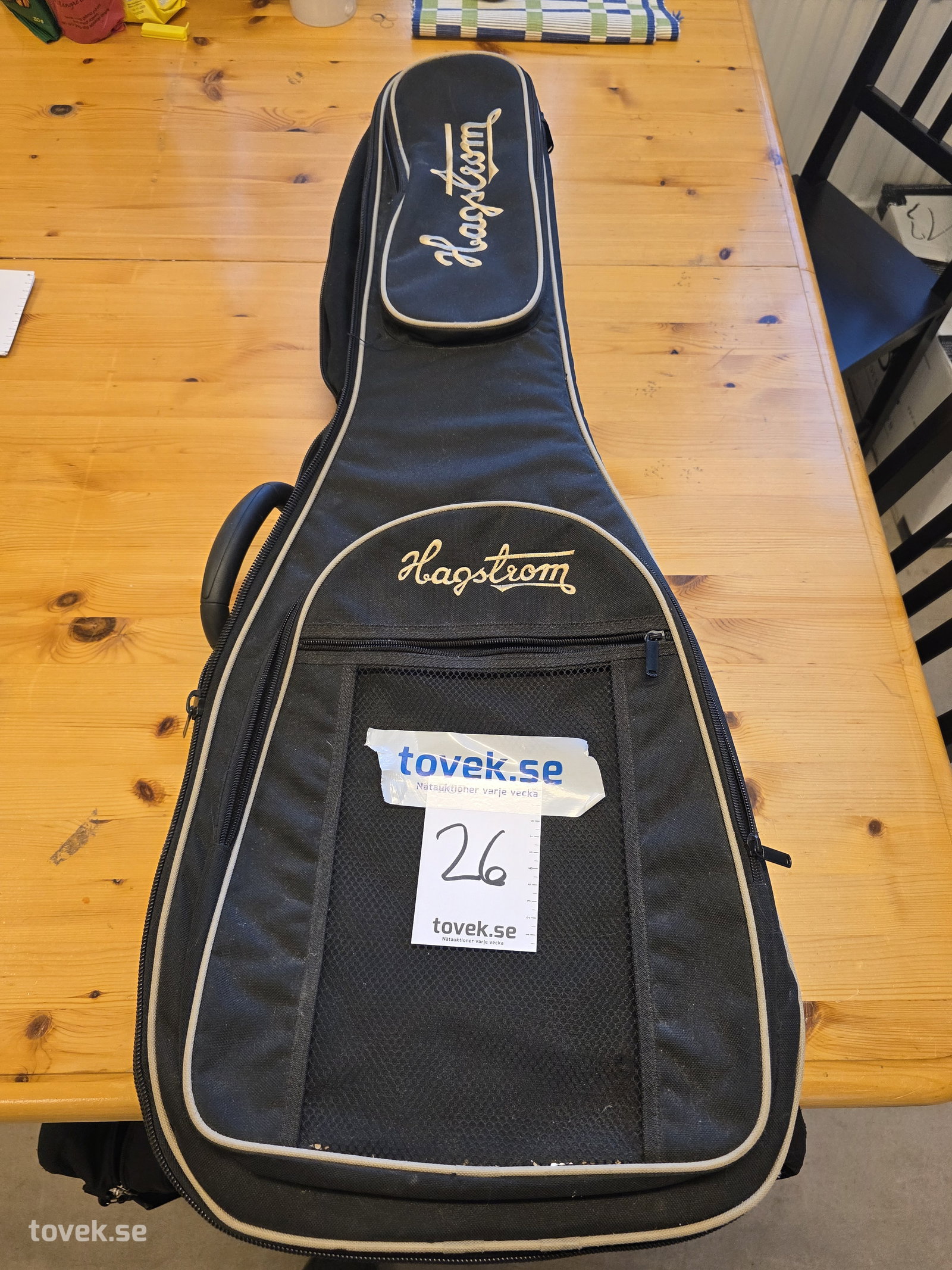 Begagnad gitarrväska Hagströms på auktion i Fagersta hos Toveks Auktioner