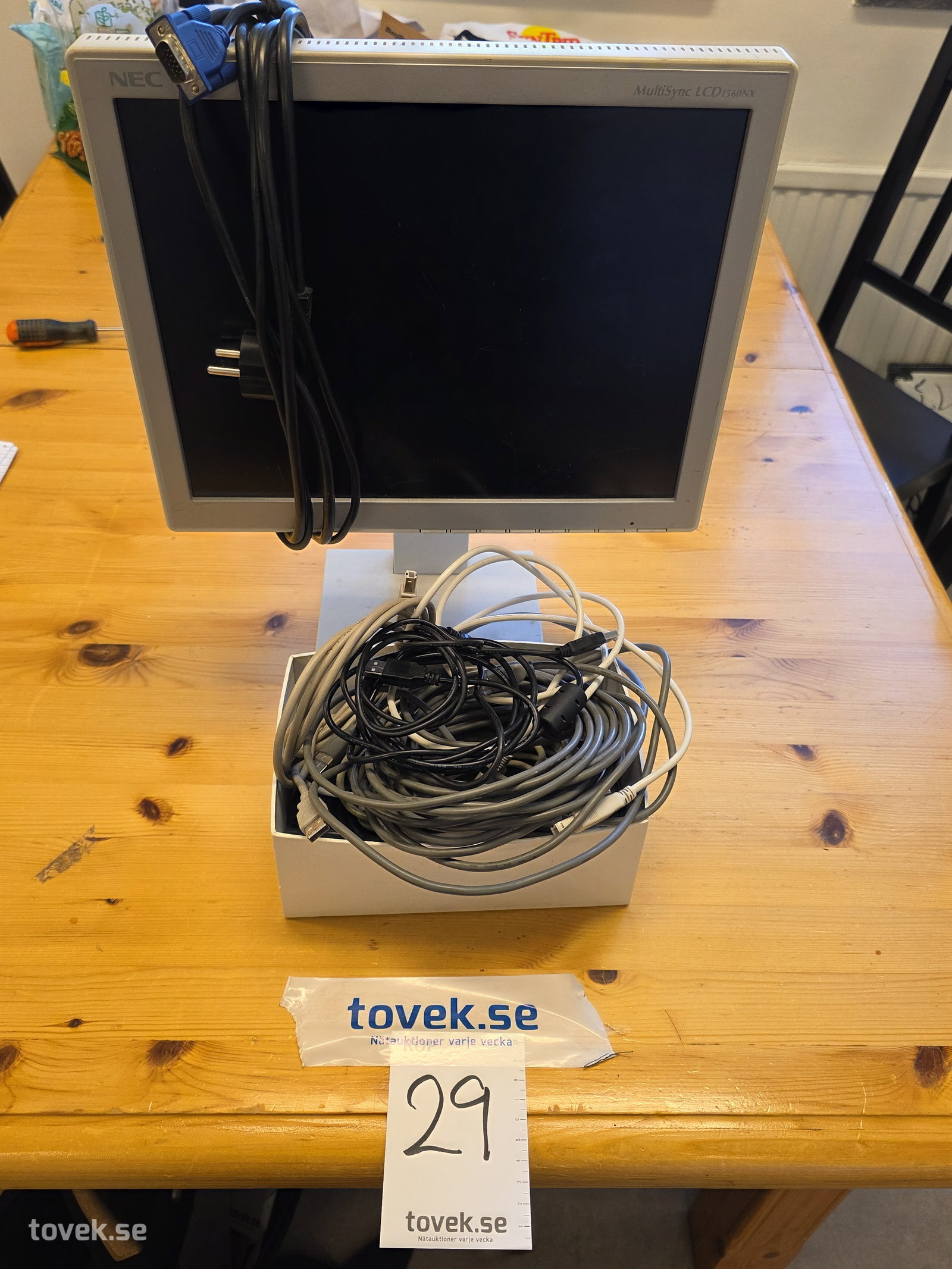 Låda med diverse kablage samt äldre bildskärm på auktion i Fagersta hos Toveks Auktioner