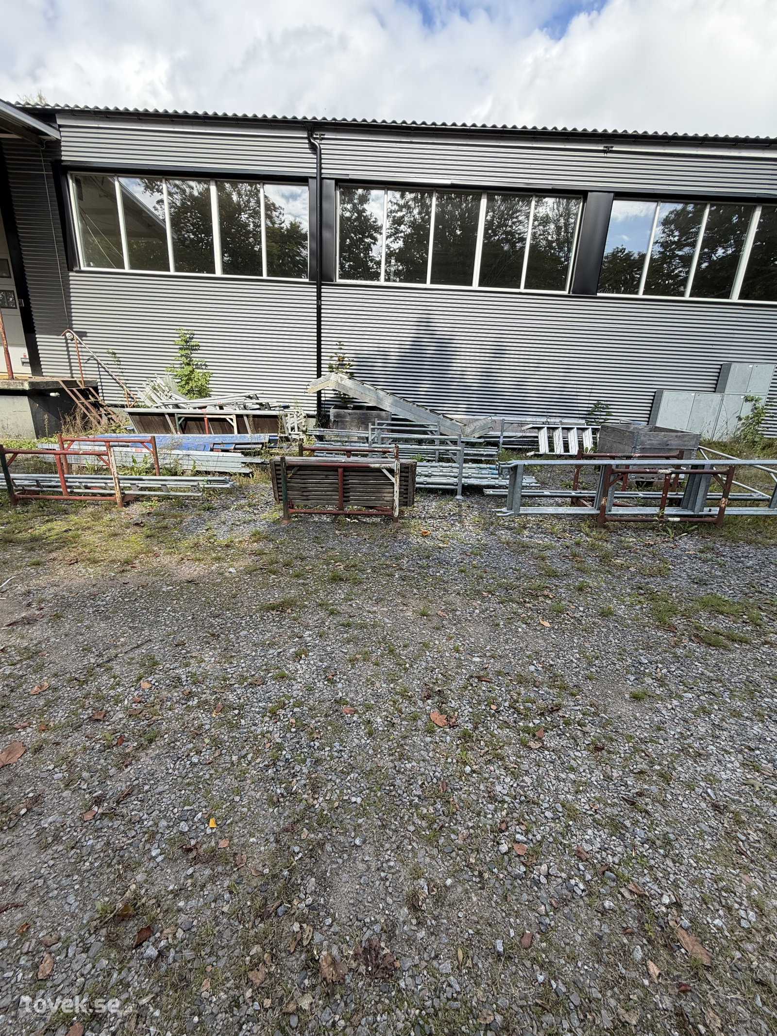 Diverse byggställning ca 100 delar på auktion i Hästveda hos Toveks Auktioner