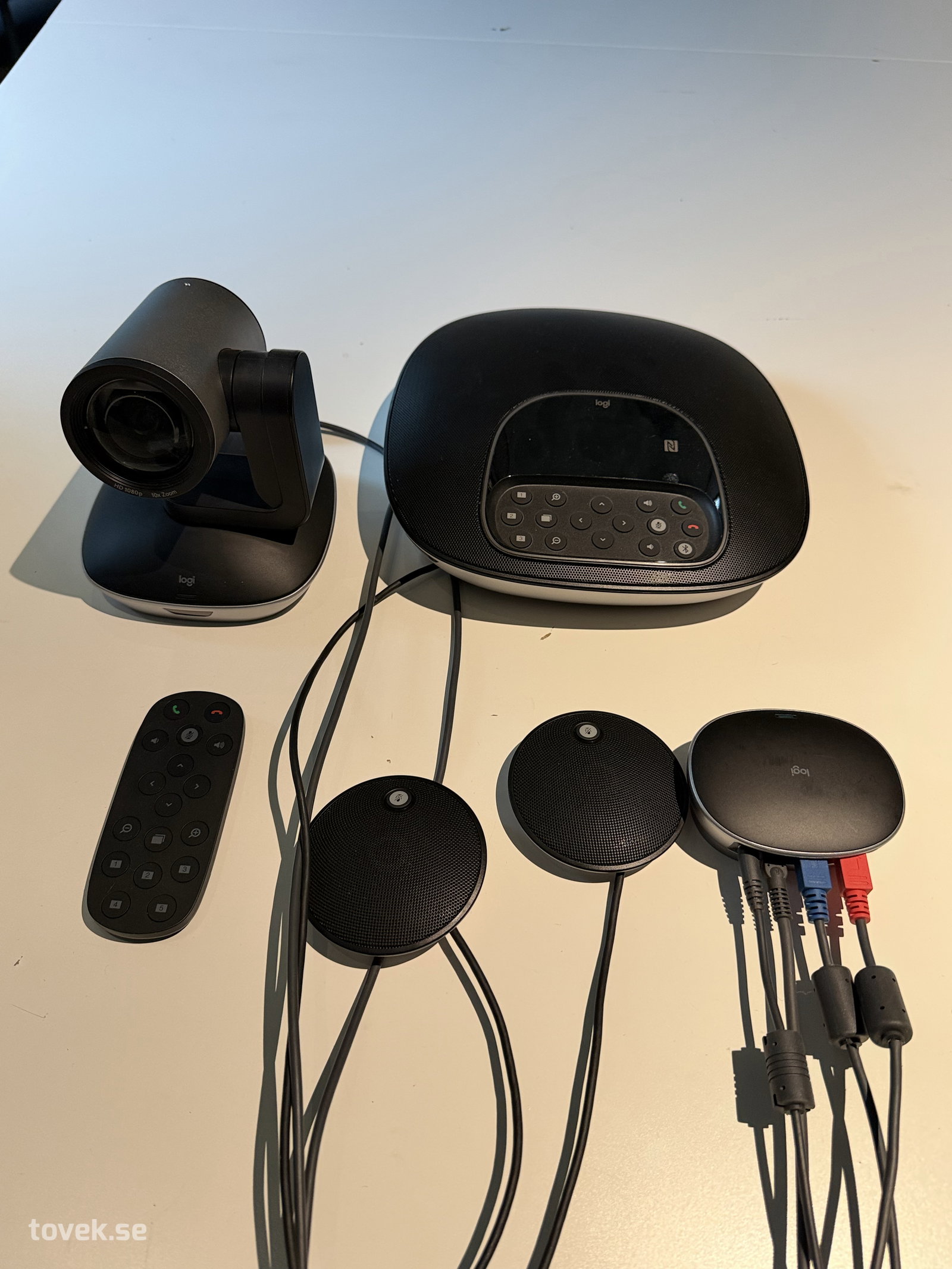 Logitech GROUP V-U0036 videokonferenssystem med kamera, mikrofoner & fjärrkontroll på auktion i Hästveda hos Toveks Auktioner