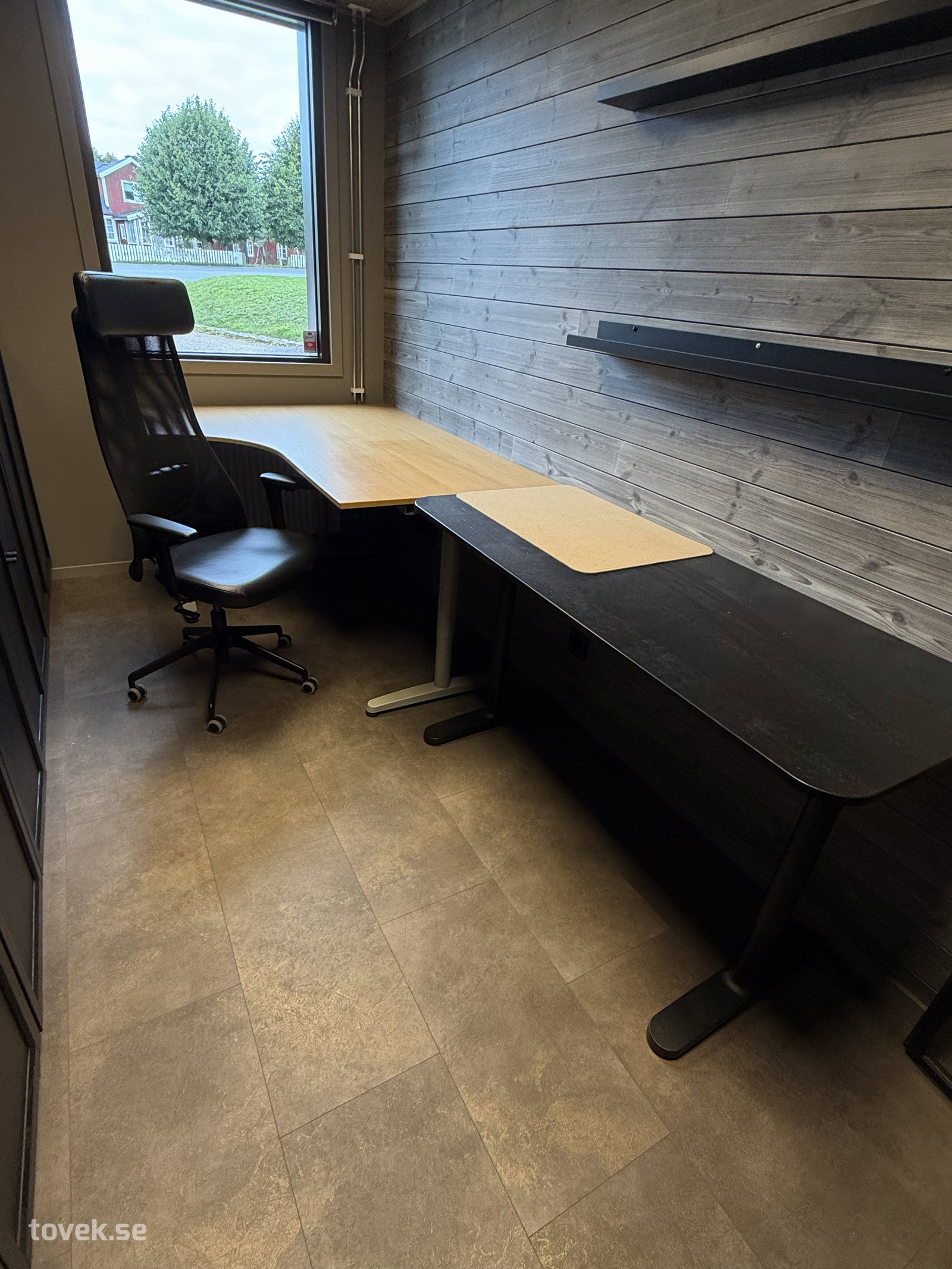 Skrivbord, stol på auktion i Hästveda hos Toveks Auktioner