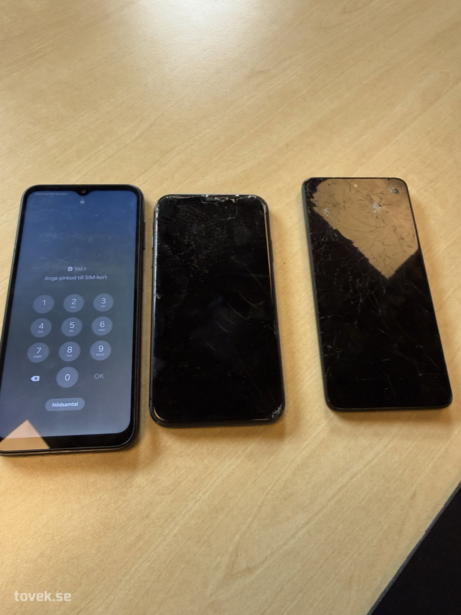 3st mobiltelefoner (funktion okänd) på auktion i Hästveda hos Toveks Auktioner
