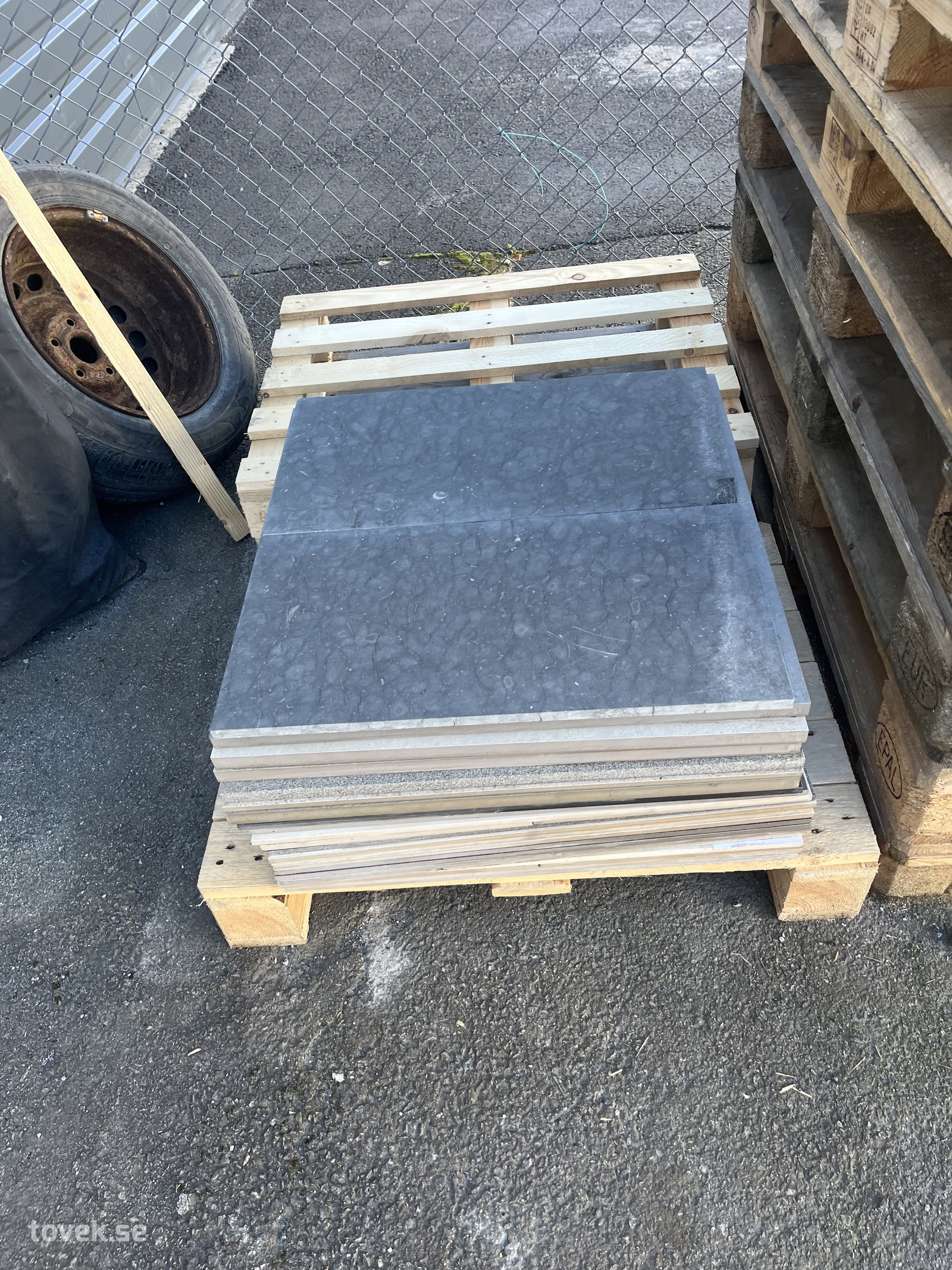 20st 60x60 kakelplattor på auktion i Östersund hos Toveks Auktioner