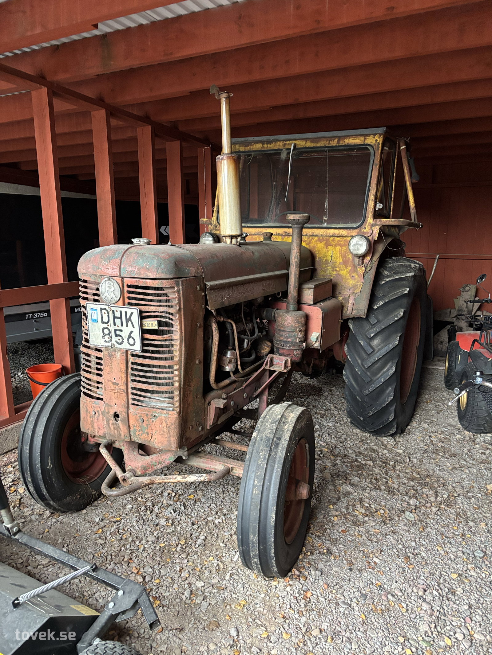 Volvo BM 55, 1955,ed lyftaggregat inkl vagn med hydraulisk tipp, schaktblad och 2 st skopor på auktion i Skamhed, Vansbro hos Toveks Auktioner