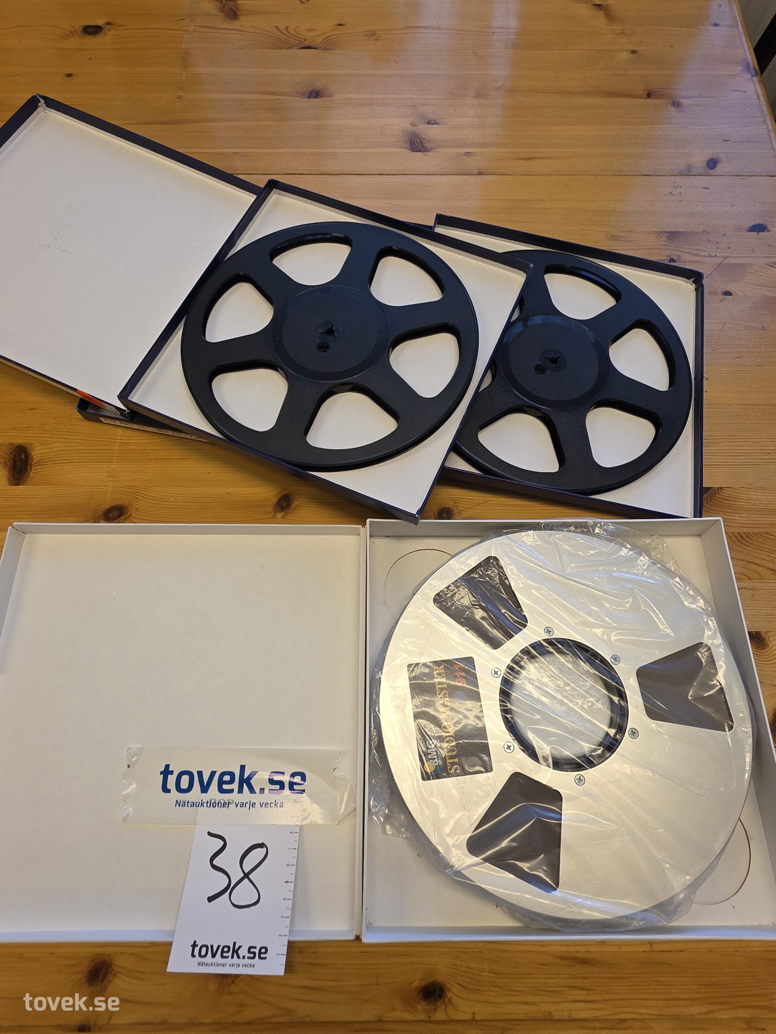 Rullband & spolar StudioMaster på auktion i Fagersta hos Toveks Auktioner