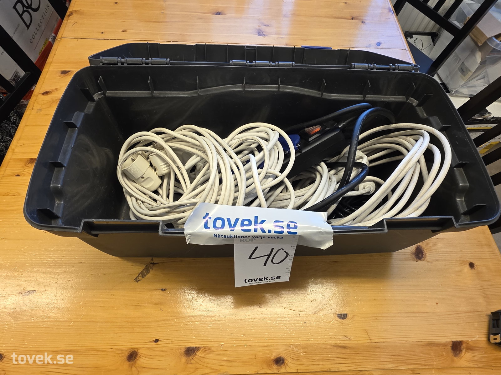 Verktygslåda med div skarvsladd & grendosor på auktion i Fagersta hos Toveks Auktioner